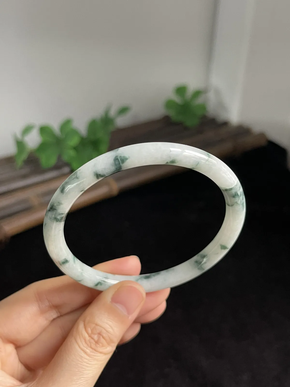 圆镯57.5圈口，翡翠糯化种飘绿手镯