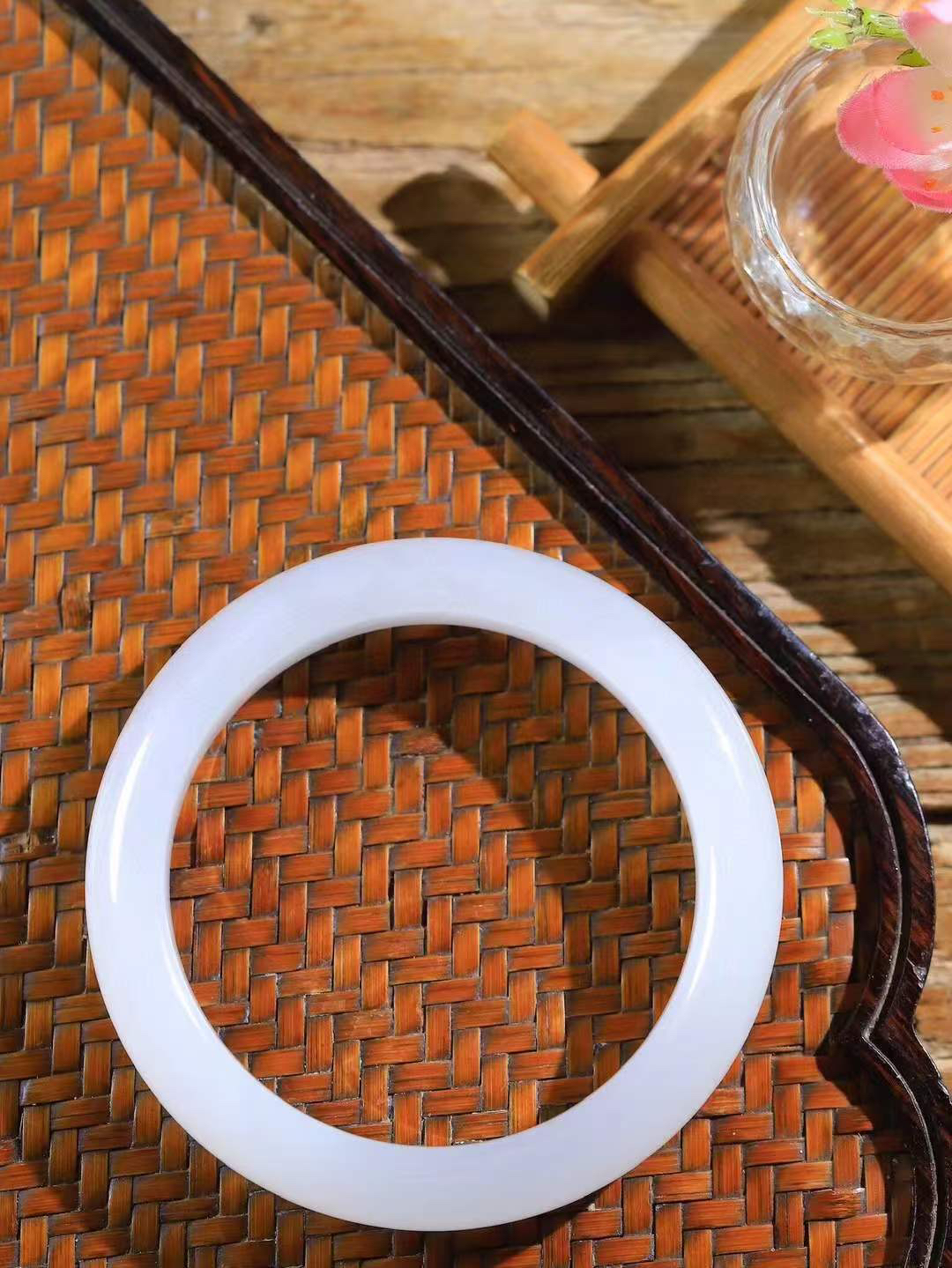 【花样年华·手镯】

精品和田玉白玉手镯，质地油润细腻，色泽高贵典雅，镯型古朴典雅。在诗情画意的雨巷相遇，你是我腕间的一抹风情，有你眸有深情，清风荡漾湖间静水，我愿俯身低眉，在烟波涟漪处，寻你深情倩影。内径54.5mm尺寸12-9mm 重51克fDA-781272524