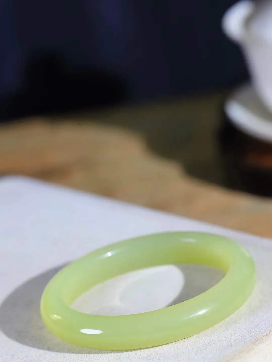 【贵妃镯.玉腕清响】    

精品和田玉黄口贵妃镯，玉质温润细腻 油性十足 相传杨贵妃十分喜爱椭圆形态手镯，后人称其为贵妃镯。因其形与人手腕形相吻合，佩戴更服帖，别具妩媚风格。
重49.5克   正圈内径55-52mm尺寸11.5-8.6mm   fDL-101252416