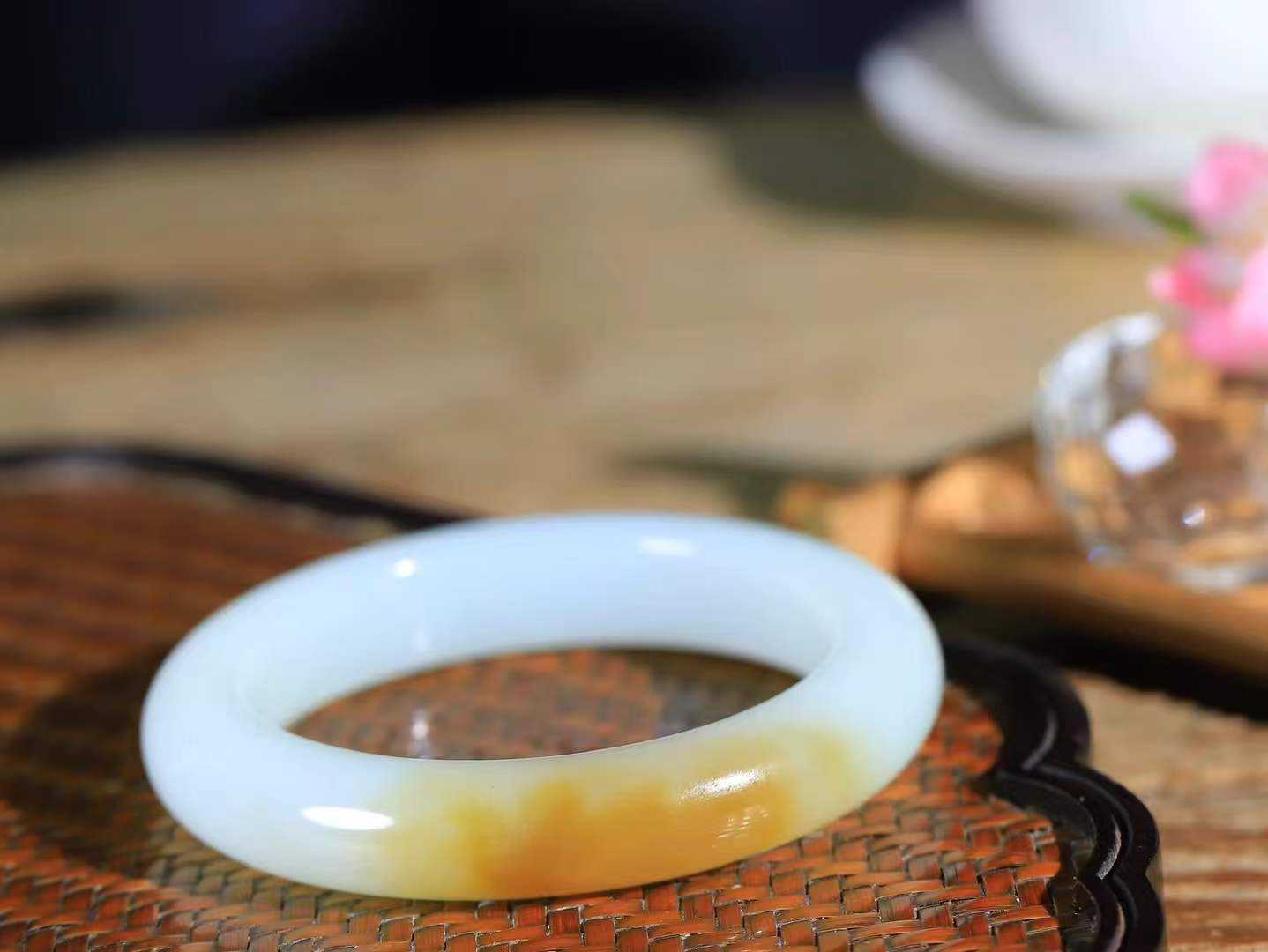 【暖玉生香·手镯】

精品和田玉糖白玉手镯，质地油润细腻，色泽高贵典雅，镯型古朴典雅。在诗情画意的