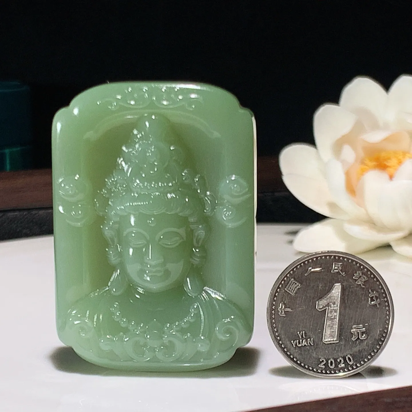 和田玉粉青俄罗斯碧玉观音头牌子挂件。尺寸51/36/12重45克 玉质细腻油润。无裂无杂无结构 手推出油。佩戴高端典雅。lt251225