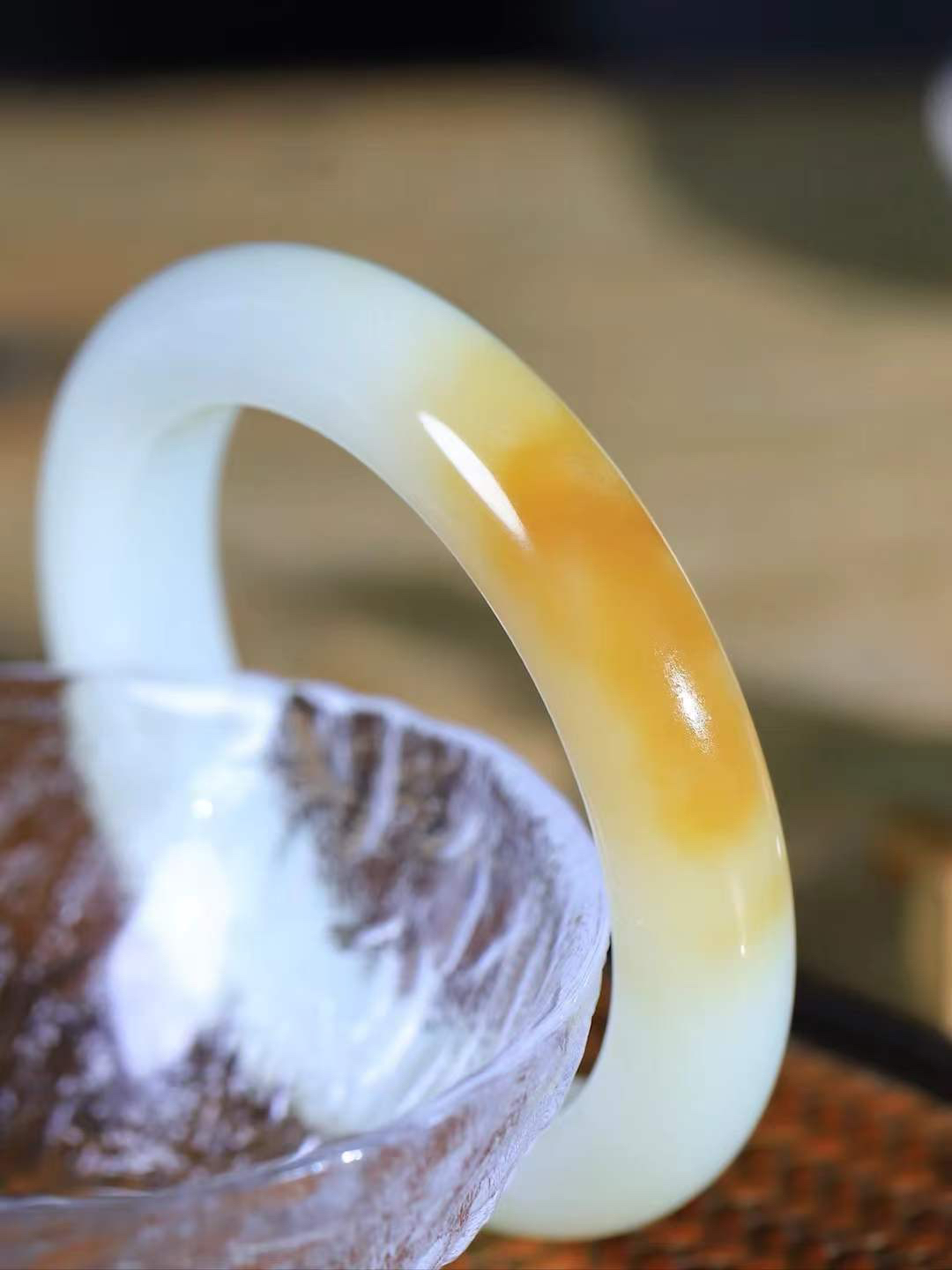 【暖玉生香·手镯】

精品和田玉糖白玉手镯，质地油润细腻，色泽高贵典雅，镯型古朴典雅。在诗情画意的雨巷相遇，你是我腕间的一抹风情，有你眸有深情，清风荡漾湖间静水，我愿俯身低眉，在烟波涟漪处，寻你深情倩影。内径57mm尺寸13-10mm重68.3克fDL-181252400