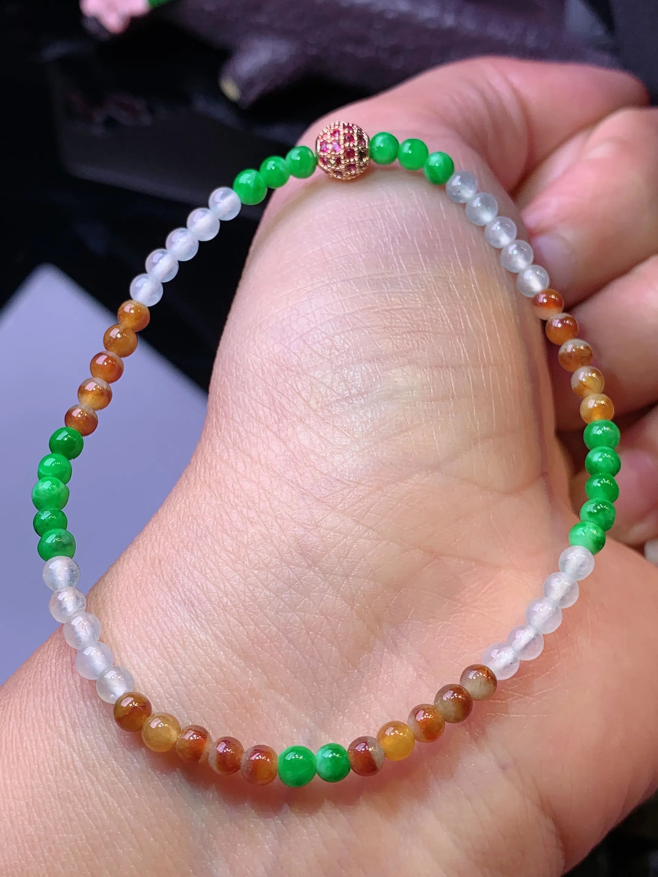 多彩圆珠手链 玉质细腻 色泽清新艳丽 整体尺寸3.3