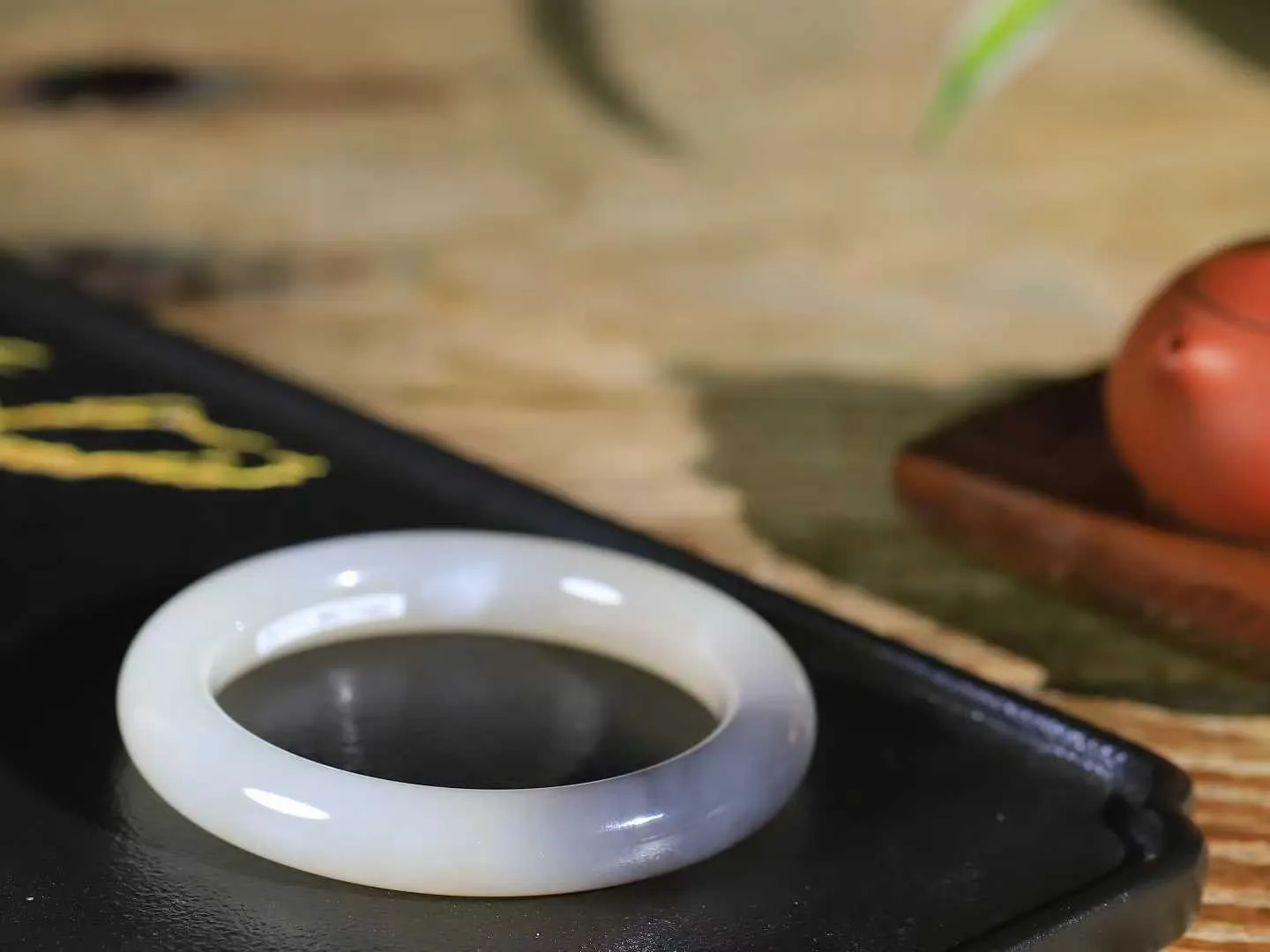 （一见倾心.手镯）

精品和田玉三色圆条手镯，玉质温润细腻 油性十足 手感舒适，高华雅逸，线条流畅，简约大气，美自天成，素雅高贵。佩戴于腕间，婉约之美，举手投足间透出那低调奢华。重60克  尺寸56-11.3-10.5mm  561252400A