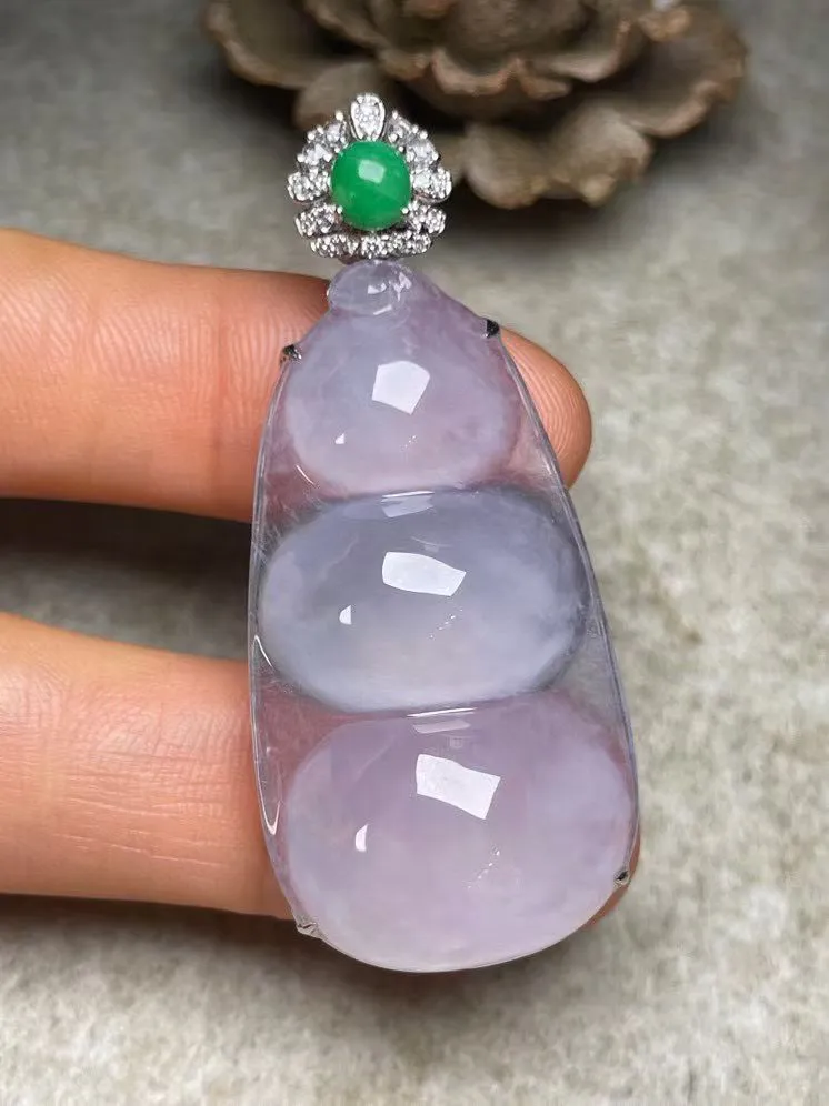 冰种福豆吊坠、真金真钻镶嵌，种水好，玉质细腻 .裸石尺寸 39.8*21.5