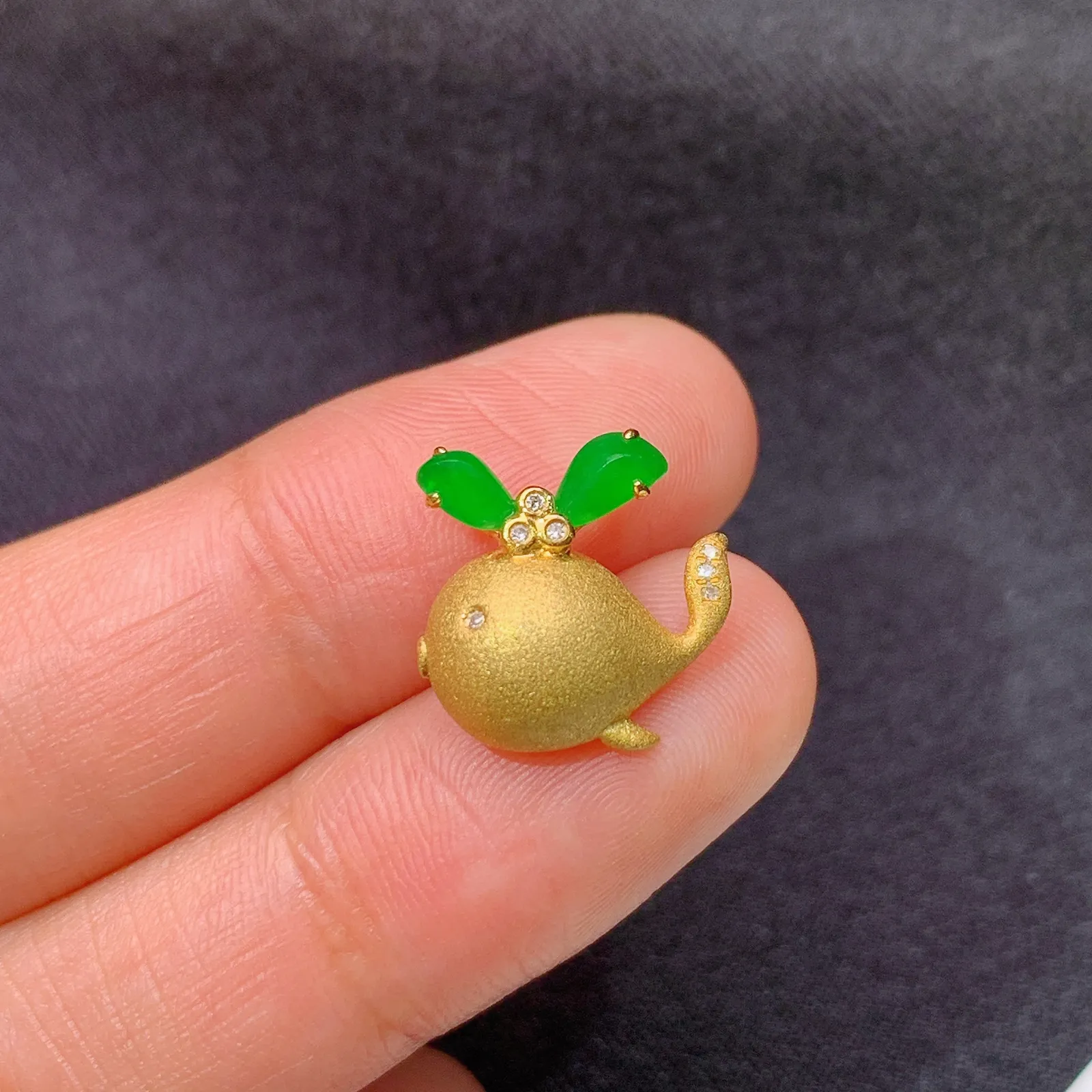 冰阳绿随形吊坠，可爱小鲸鱼，18k金镶嵌，冰润色阳，种水足 Gs 尺寸13.9*13.8*5.6