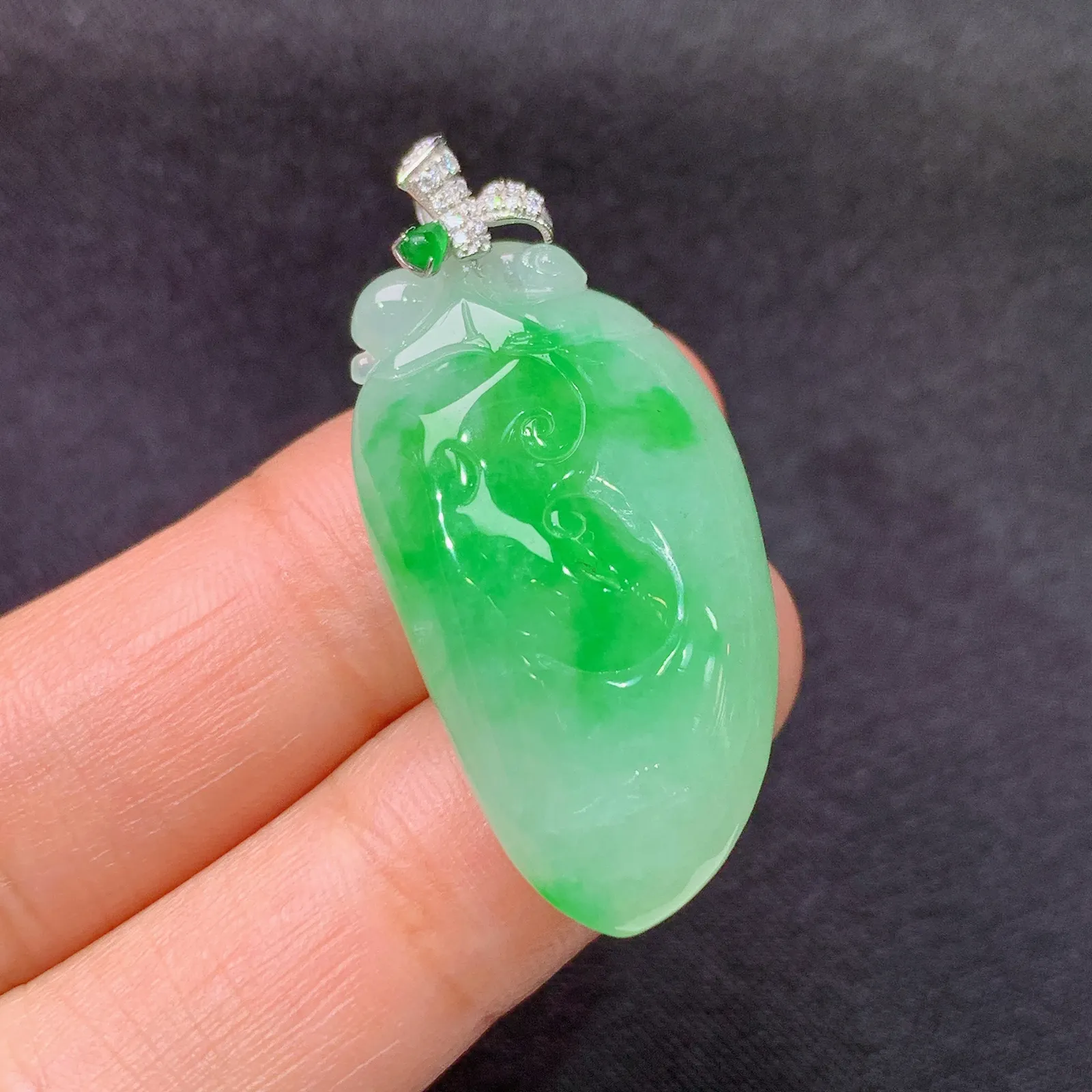 飘绿福瓜吊坠，18k金镶嵌，冰润色阳，玉质细腻，种水足，Xz 尺寸37*17.5*7.8