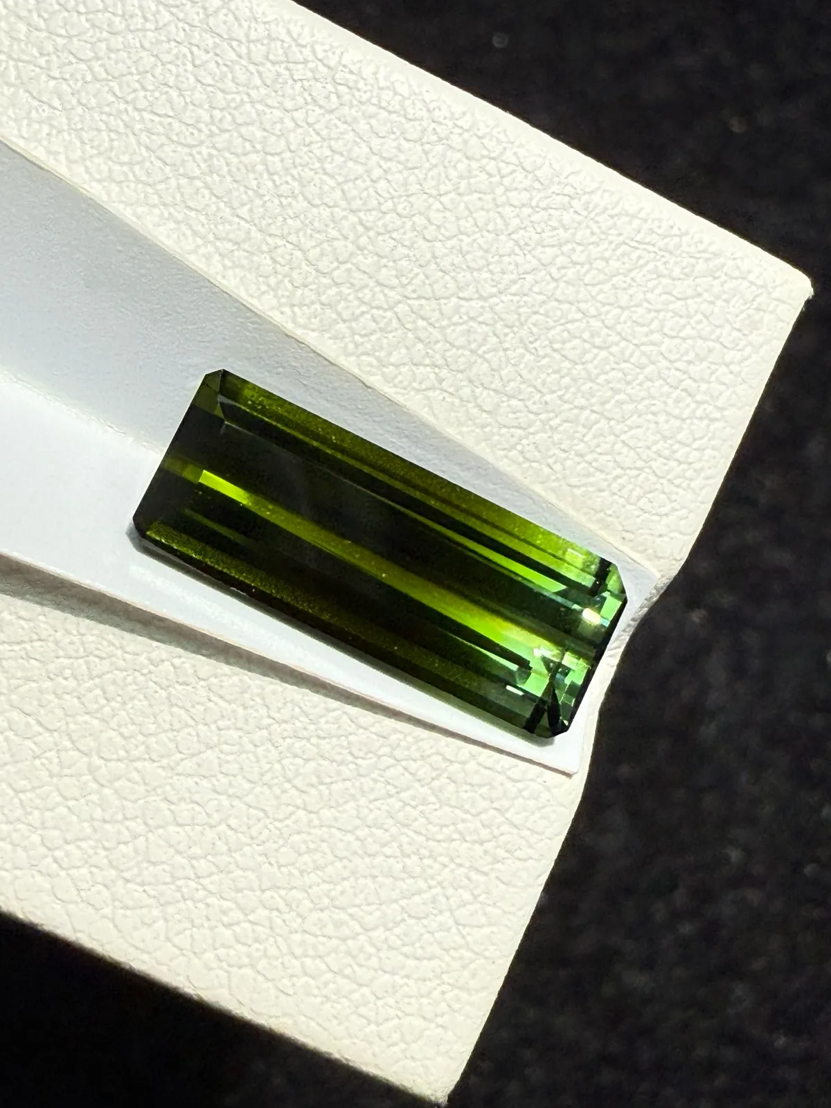 【高端珠宝】天然极美绿碧玺裸石
重量: 4.205ct  规格: 15.8*6.2*4.3毫米
精湛切工，满身火彩
台面大，实物更美，可以代镶嵌设计。