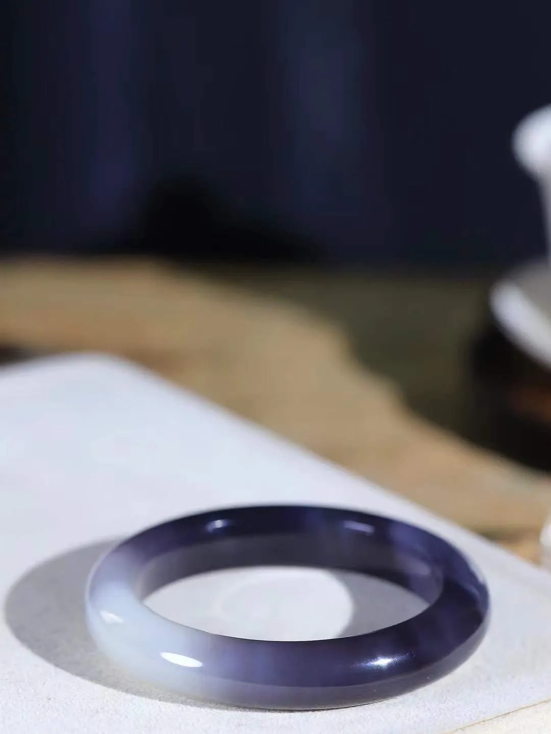 【婉约佳人.手镯】

精品和田玉烟紫白双色手镯 玉质温润细腻 油性十足 手感舒适，高华雅逸，线条流畅