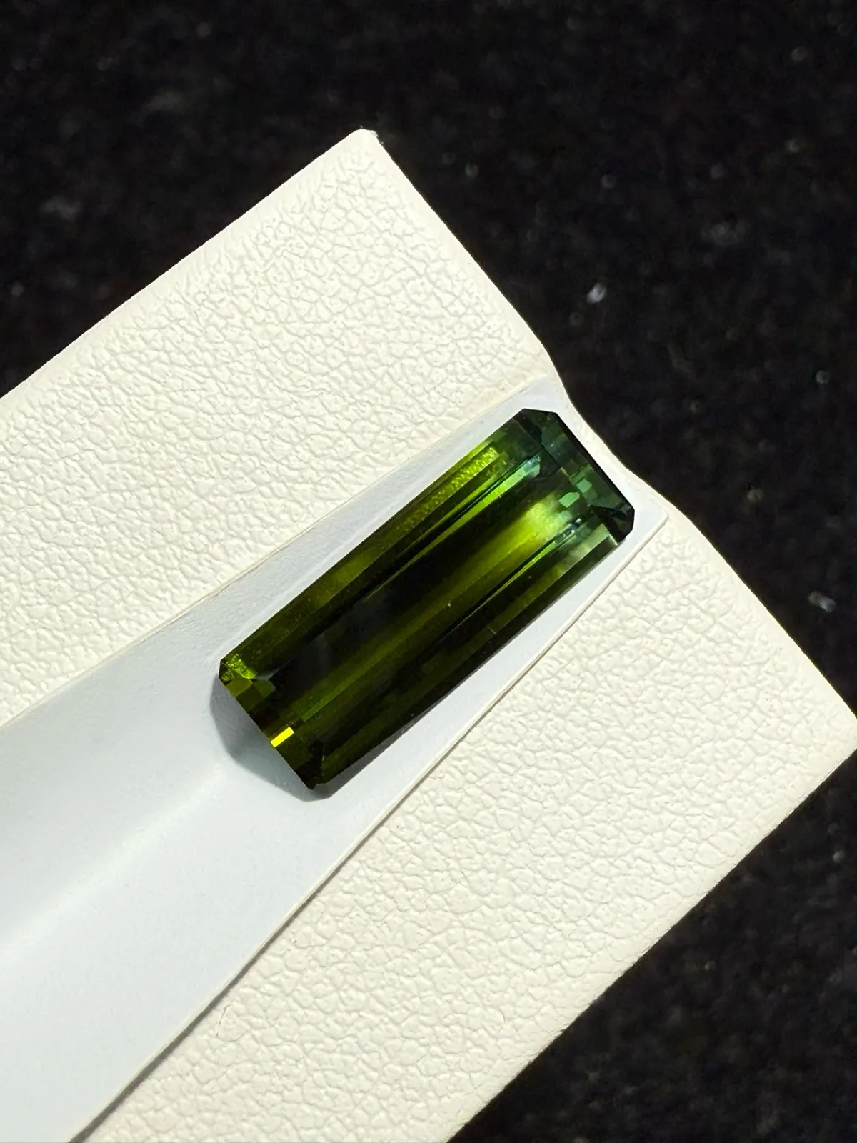 【高端珠宝】天然极美绿碧玺裸石
重量: 4.205ct  规格: 15.8*6.2*4.3毫米
精湛