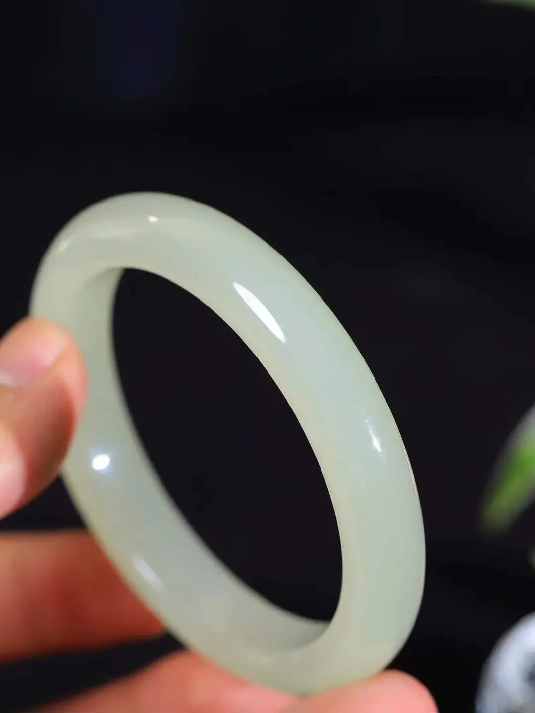 【岁月之韵.手镯】

精品和田玉晴水手镯，色泽淡雅如雨后初晴的天空，清新脱俗。手镯圆润饱满，寓意圆满和谐，承载着岁月的温柔与时光的沉淀。无论是日常佩戴还是珍藏，都是对美好生活的诗意表达。重46.8克  尺寸56-11.2-8.2mm  561242574A