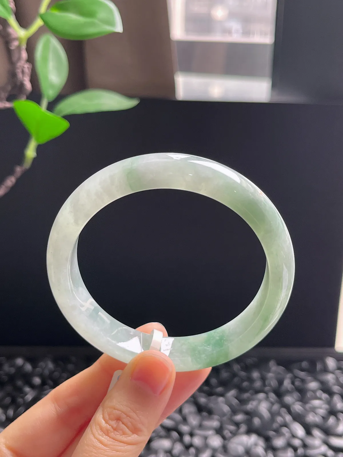 正圈57圈口，翡翠糯化种淡绿色手镯