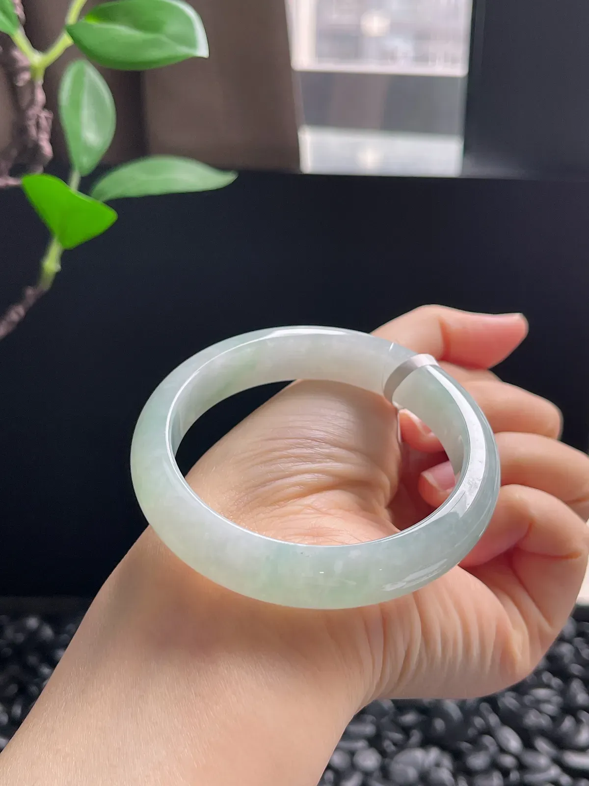 正圈54.5圈口，翡翠冰糯种淡绿色手镯