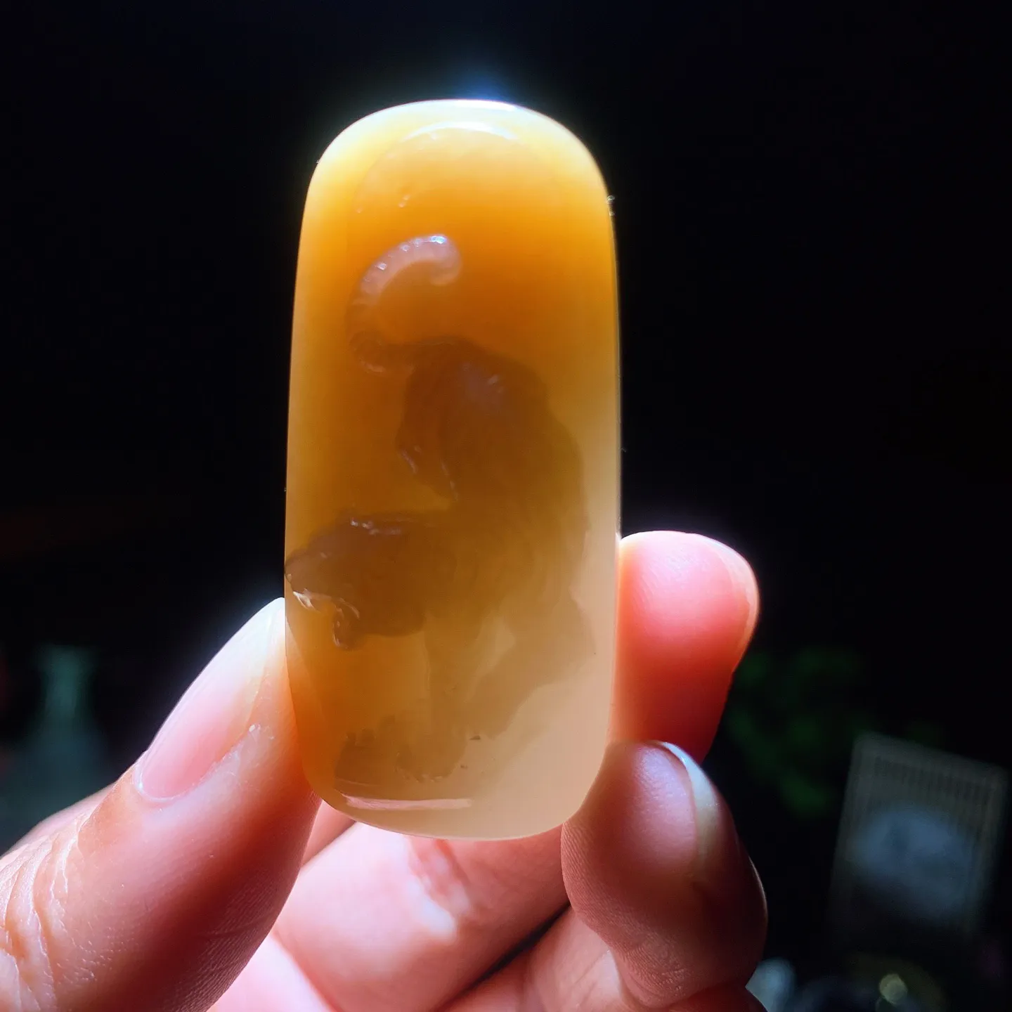 新疆和田玉且末糖下山虎牌子挂件。尺寸47/22/11重24.5克 玉质细腻油润。手推出油。佩戴高端典雅。lt251225