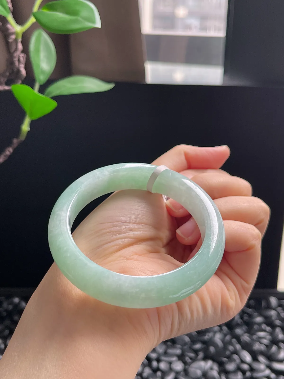 正圈53.5圈口，翡翠糯化种淡绿色手镯