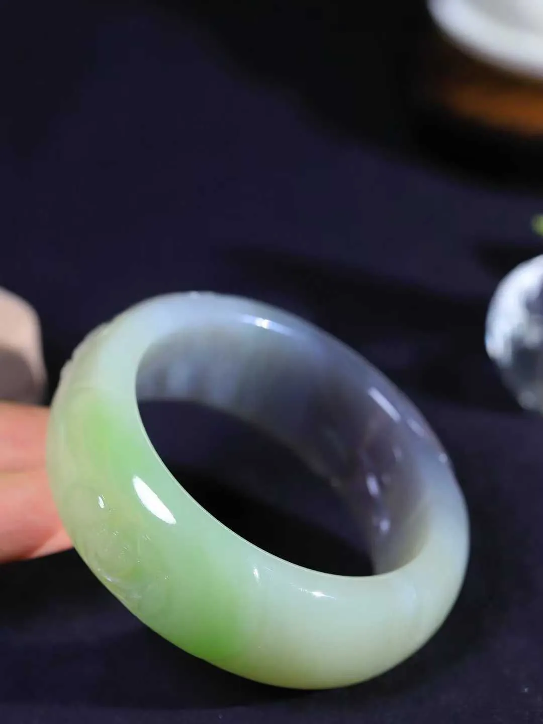 【龙行天下.手镯】

收藏级臻品️和田玉烟紫翠青双色手镯 玉质温润细腻 油性十足 脂粉佳，祥龙双目圆瞪，巨口大张，獠牙锋利，有气吞万里之感，威严霸气。龙是古代祥瑞之物 寓意有龙护身，除恶挡煞，消灾，祈福呈吉。重129.2克 尺寸58.5-24.2-10.3mm FDA-891202453