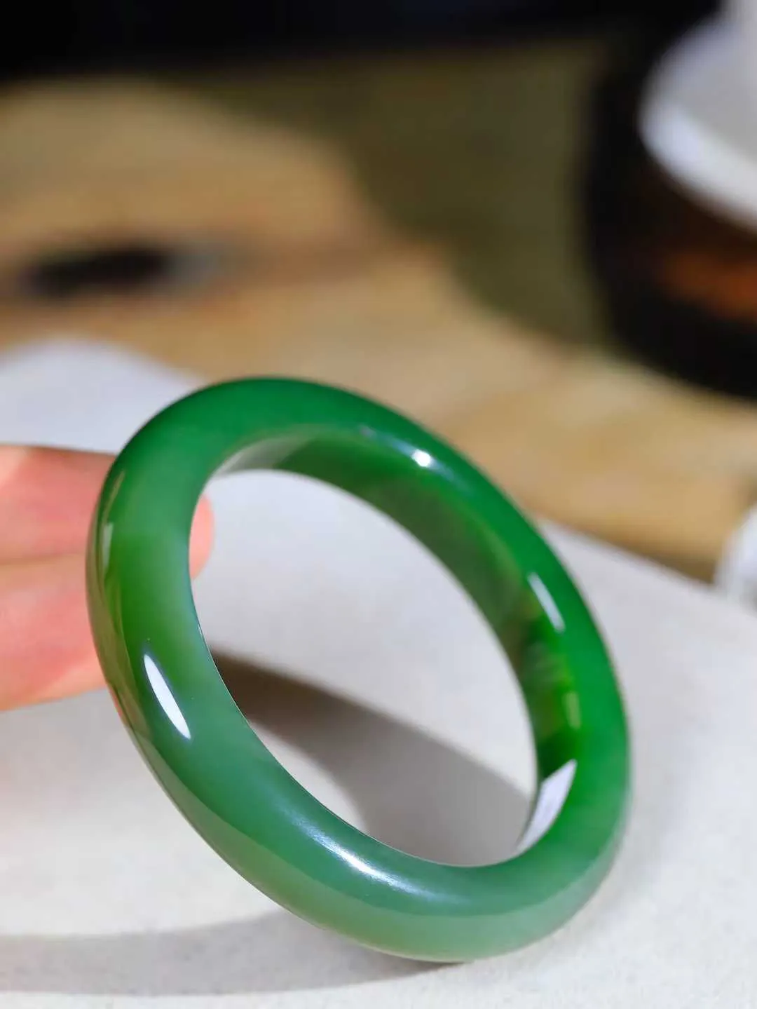 【温润如心.镯】

精品和田玉碧玉猫眼手镯，精选上等碧玉料，色泽清透，质地细腻。佩戴它，感受千年玉文化的温润与优雅，愿它为您带来平安与幸福。重54.6克  尺寸53.5-11.7-8.9mm  101202411A