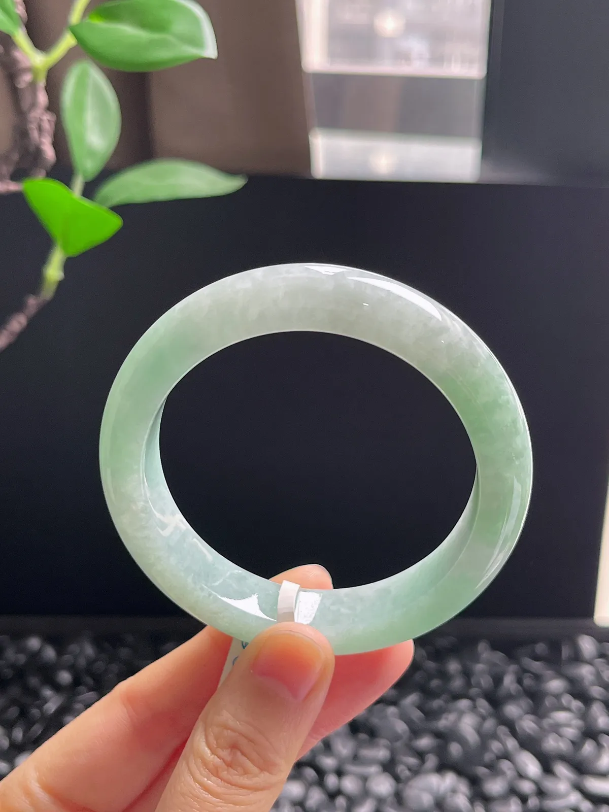 正圈53.5圈口，翡翠糯化种淡绿色手镯