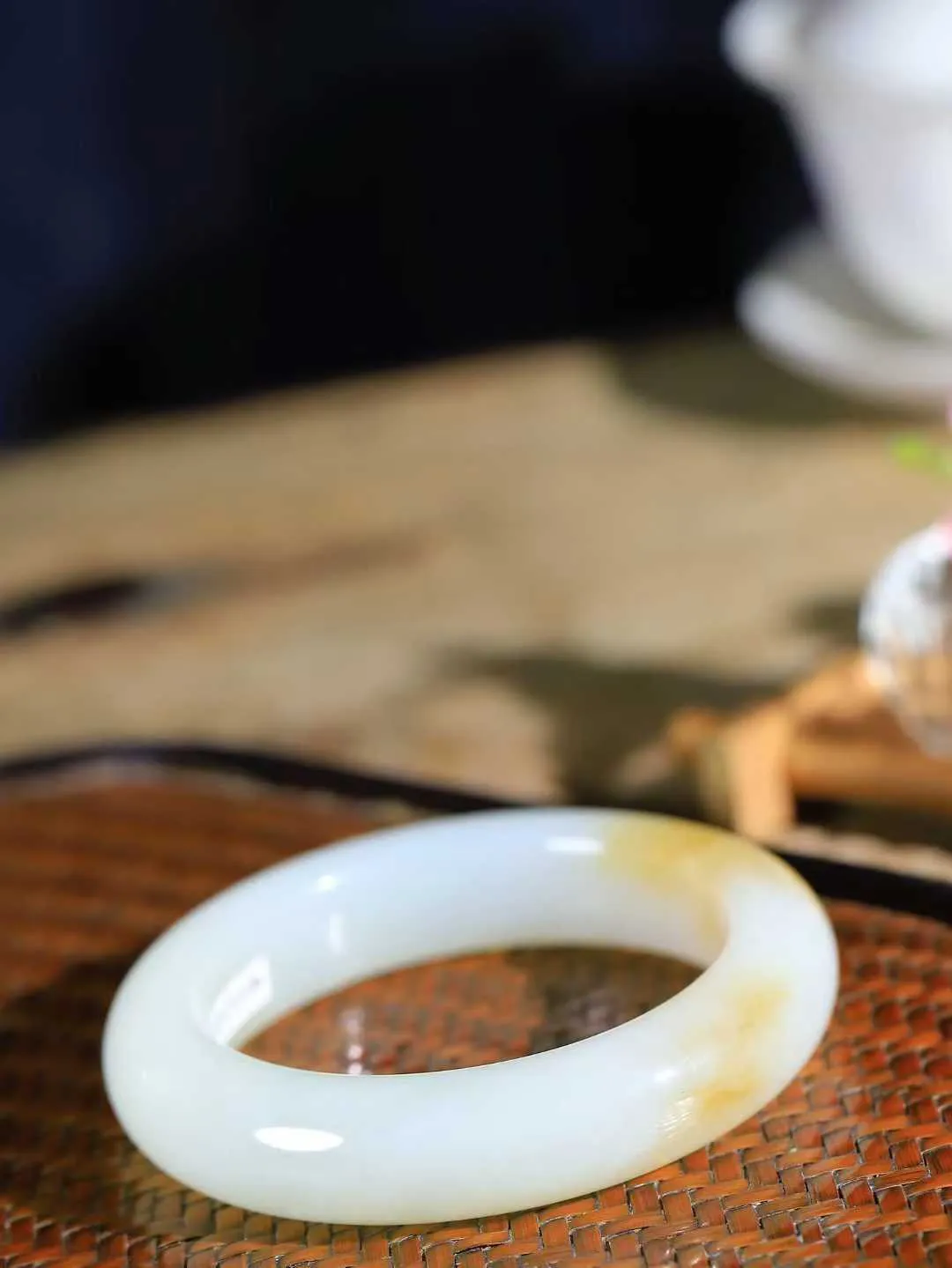 （温柔雅致.手镯）

精品️和田玉糖白玉手镯。镯型饱满，温润细腻，脂润沁香。️执一卷书，沏一盏茶，着一袭裙，戴一只镯。淡淡浅笺，素心若兰，静赏玉中诗画。悠悠岁月，芊手轻摘，盛满诗样芳华。重87克   尺寸56.5-15-10.8mm    FDA-321242400