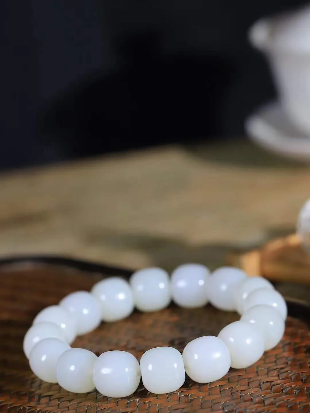 （老型珠.手串）

精品和田白玉老型珠手串，也可做手持，玉质细腻油润 饱满光滑 质朴无华，悠远简单，人心境界远，百世修炼深，心灵常驻善意持，觉悟人生百世修。重69.7克    尺寸取一12.5-13.8mm    541201201L