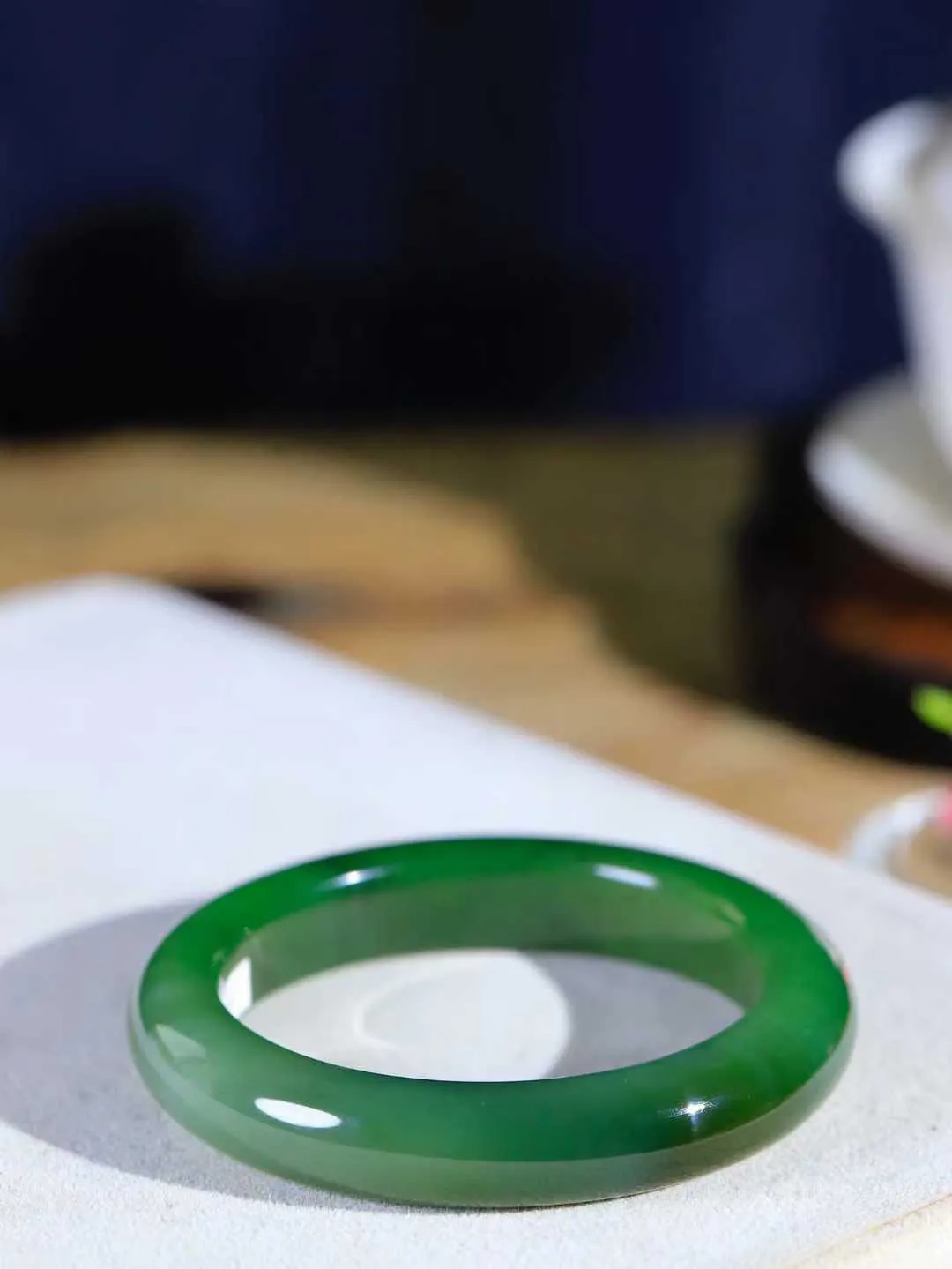 【温润如心.镯】

精品和田玉碧玉猫眼手镯，精选上等碧玉料，色泽清透，质地细腻。佩戴它，感受千年玉文