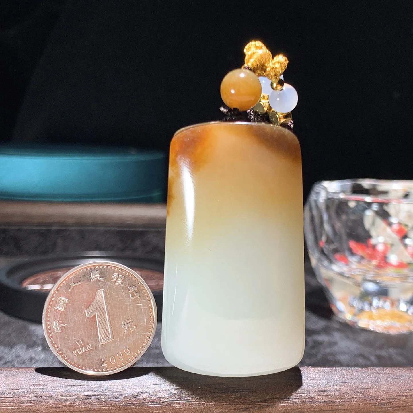 新疆和田玉且末糖平安无事牌子挂件。尺寸50/28/12重43.8克 玉质细腻油润。手推出油。佩戴高端典雅。lt251225