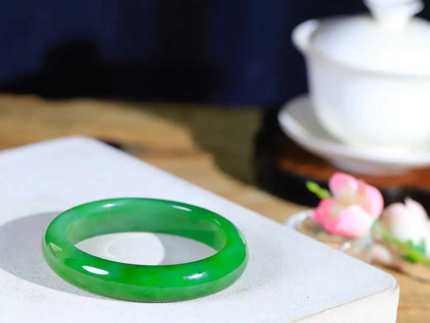 【碧波流转·手镯】

收藏级和田玉碧玉猫眼手镯，玉质细腻温润，手感舒适，️线条流畅，简约大气