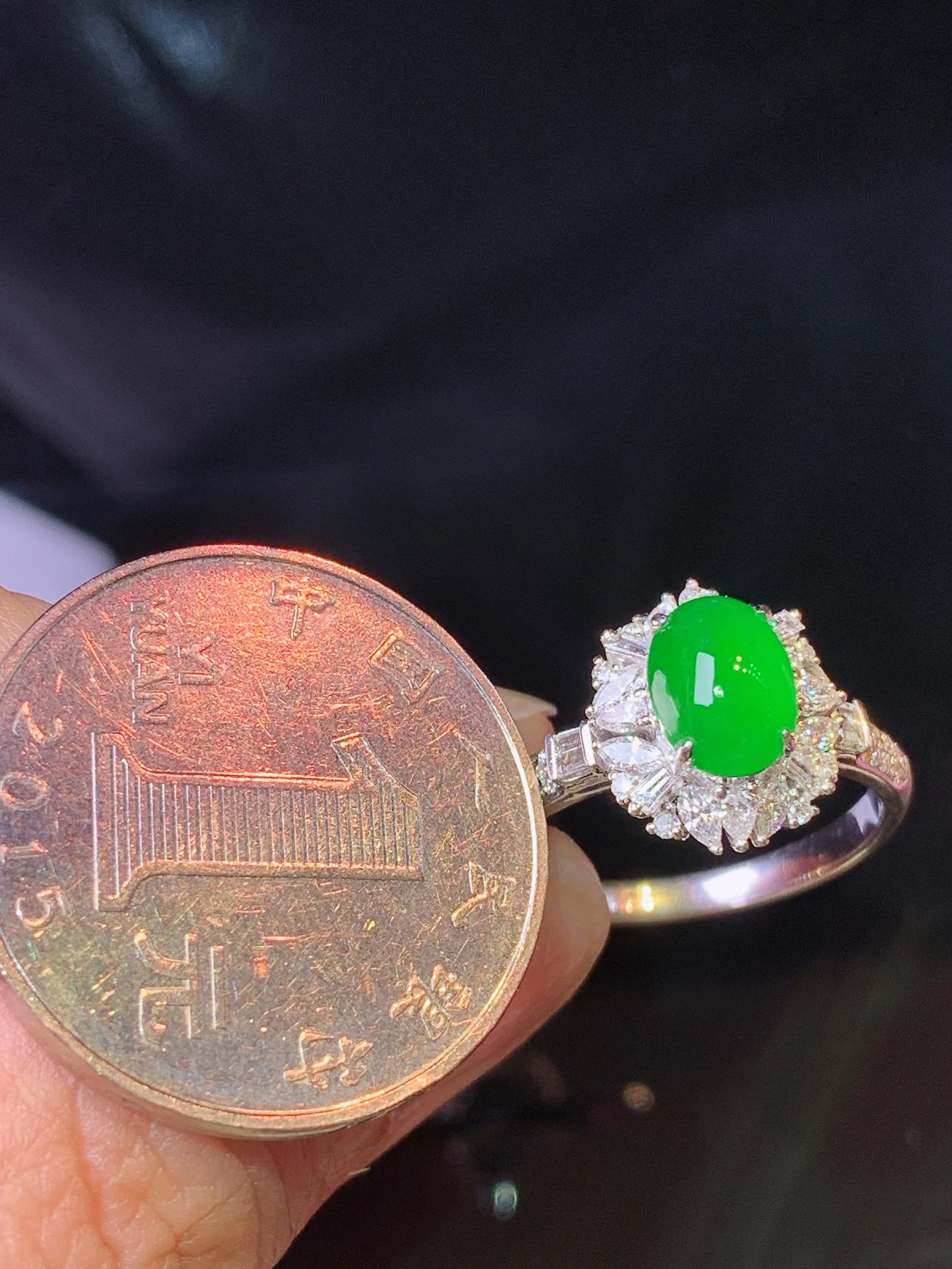 18k金钻镶嵌满绿蛋面戒指 玉质细腻 色泽清新艳丽 圈口15 整体尺寸12.7*11*7.8