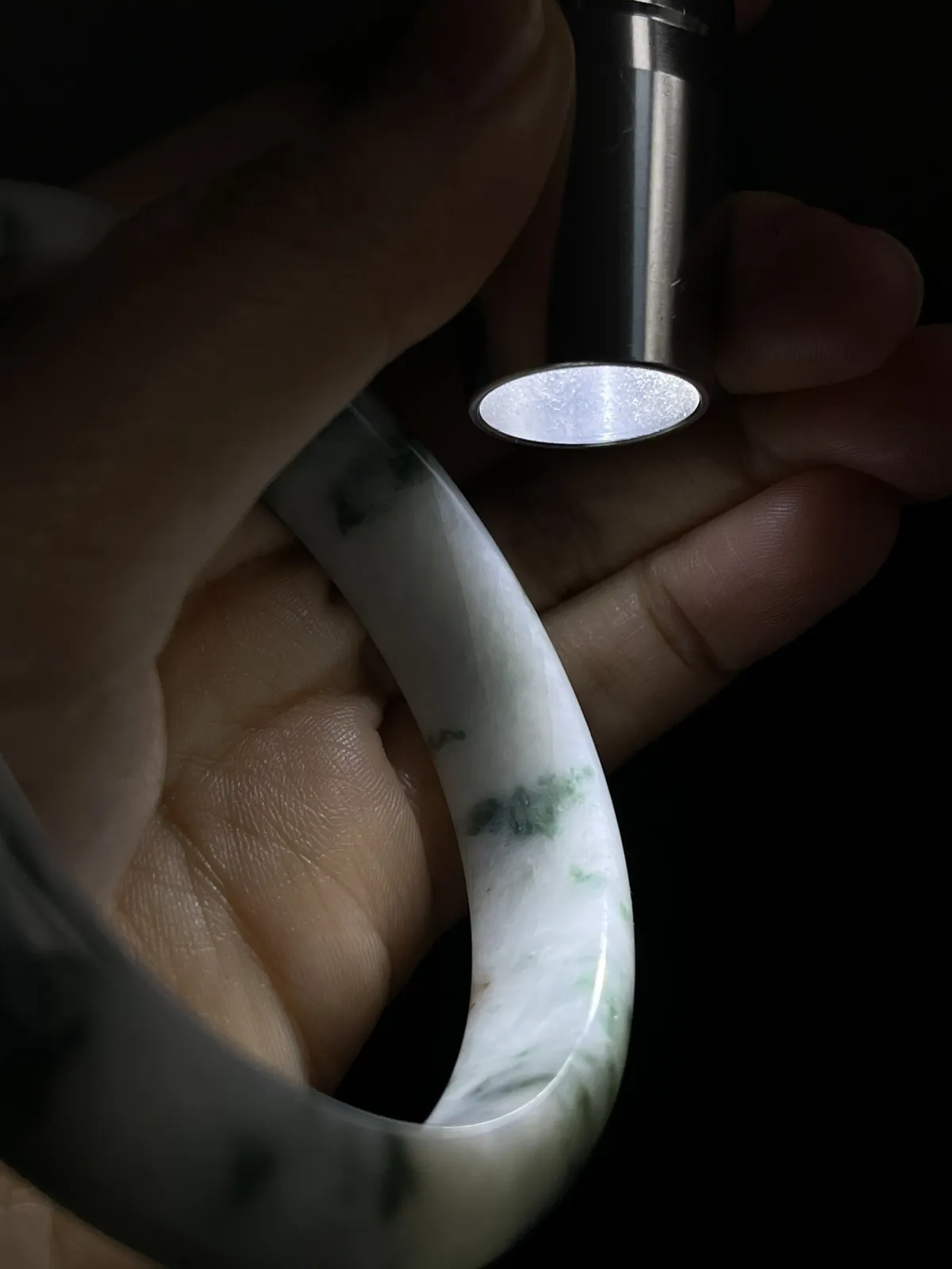 正圈56.3圈口，翡翠糯化种白底飘花飘绿手镯