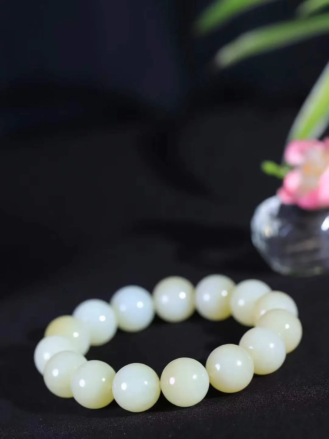 【珠圆玉润.手串】

精品和田玉糖白玉珠圆玉润手串 玉质温润细腻  整串打磨圆润，佩戴舒适。珠珠落玉盘，间关莺语花底滑，一生美好时光，无论身在何处，都有它相伴相守。事事顺遂，幸福美满，吉祥如意。重76.8克 尺寸取一15mm  FDL-791201268