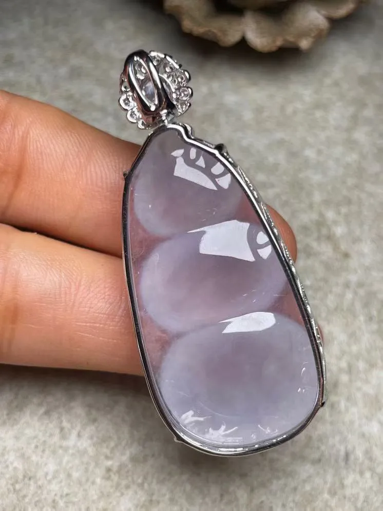 冰种福豆吊坠、真金真钻镶嵌，种水好，玉质细腻 .裸石尺寸 39.8*21.5