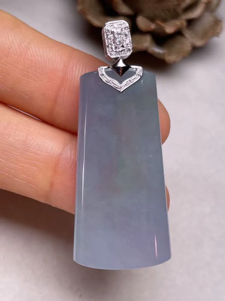 冰糯种淡紫平安无事牌吊坠、真金真钻镶嵌，种水好，玉质细腻 .裸石尺寸 35.3*18.0