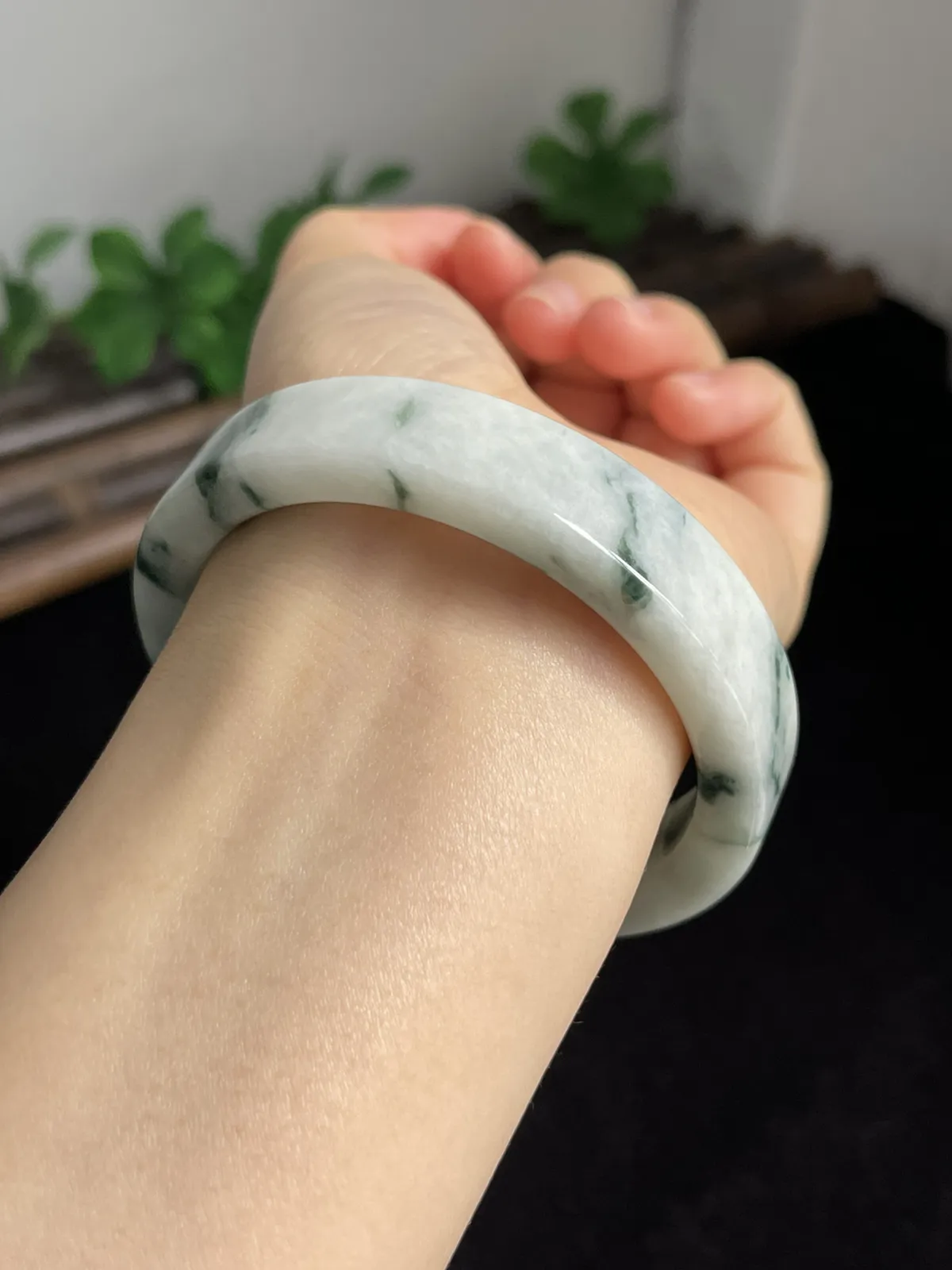 正圈56.5圈口，翡翠糯化种飘绿手镯，非常独特的方形手镯，飘片片蓝绿碎花，仙气飘飘，上手非常漂亮