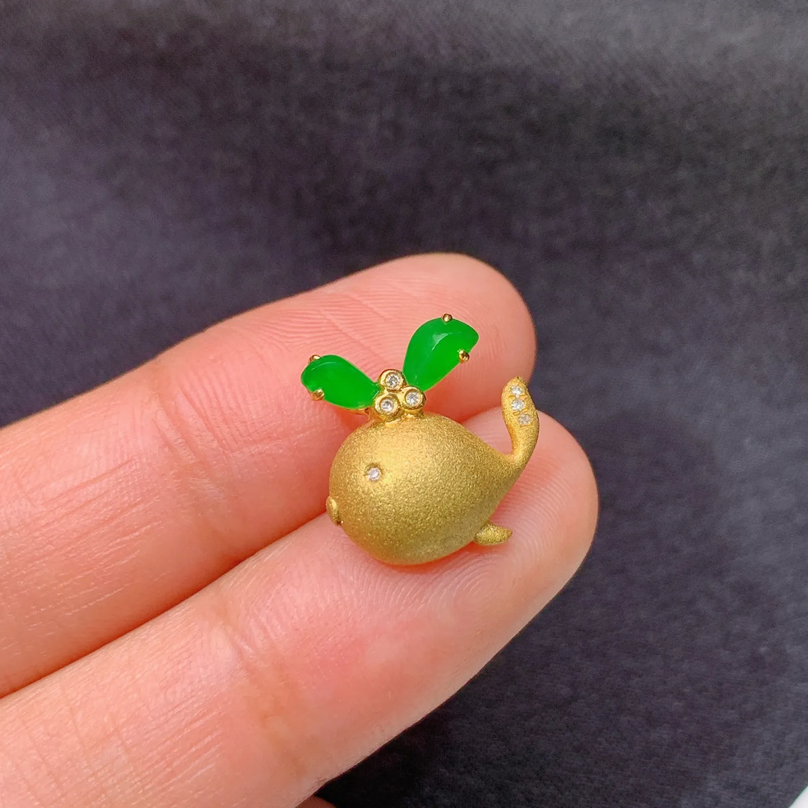 冰阳绿随形吊坠，可爱小鲸鱼，18k金镶嵌，冰润色阳，种水足 Gs 尺寸13.9*13.8*5.6