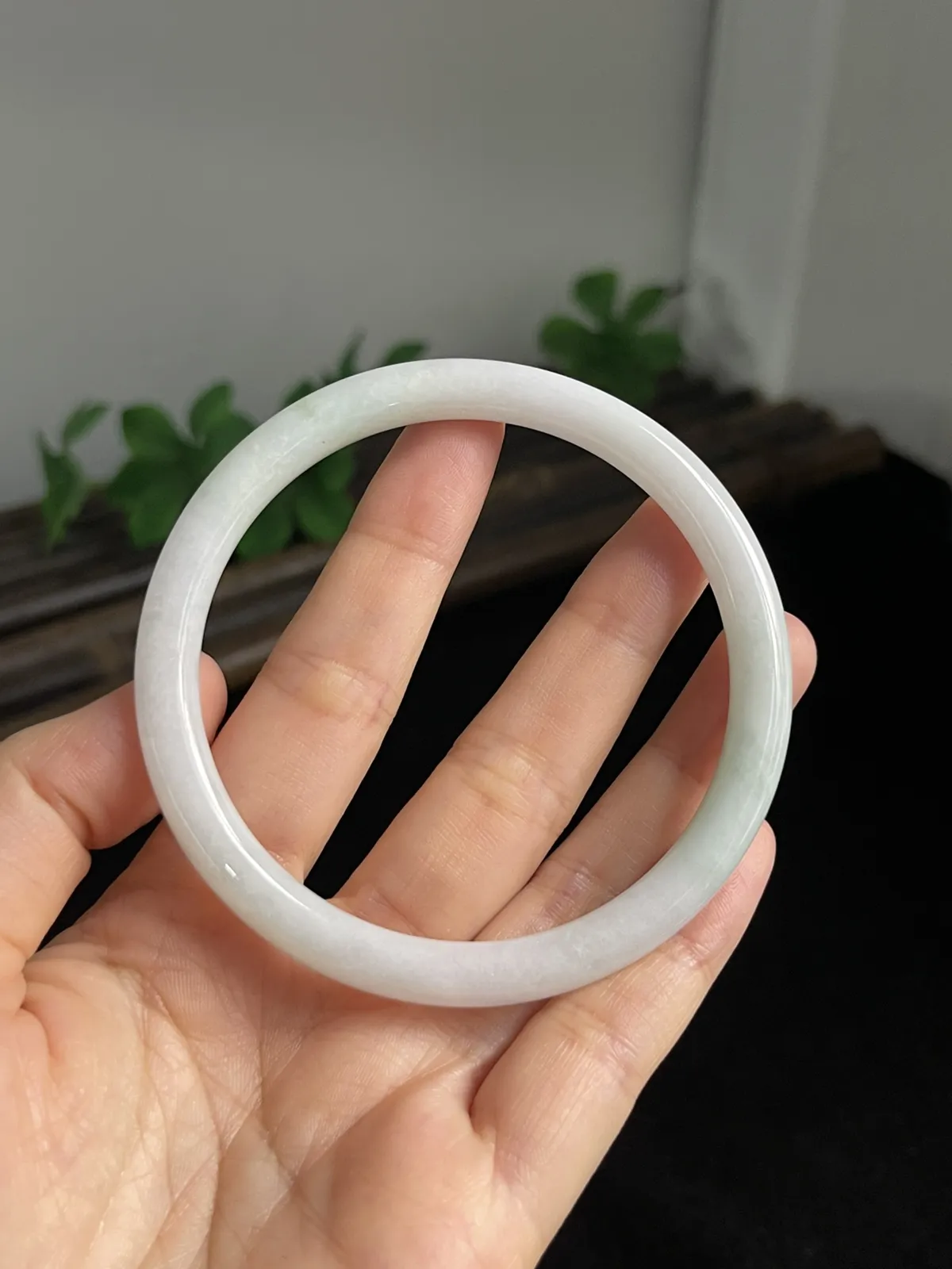 圆镯60.6圈口，翡翠手镯. 种老肉细，飘一片翠绿细细的叮当镯，上手秀气漂亮