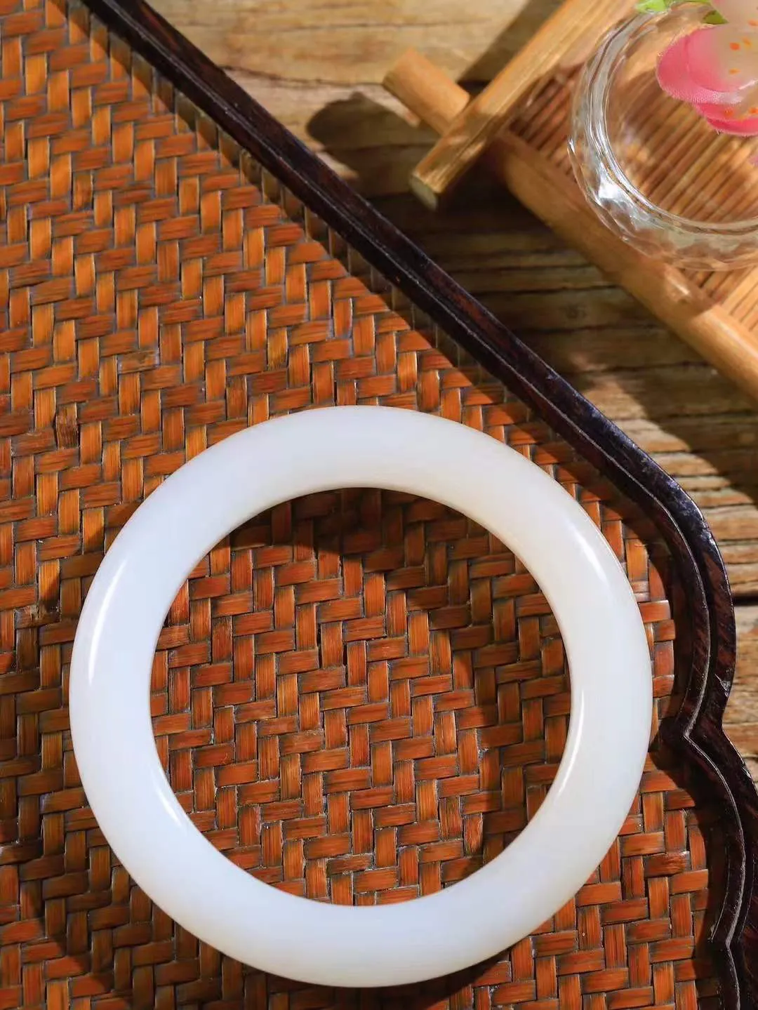 【一见钟情·手镯】

精品和田玉白玉藕粉双色手镯。镯型饱满，温润细腻，脂润沁香。️执一卷书，沏一盏茶，着一袭裙，戴一只镯。淡淡浅笺，素心若兰，静赏玉中诗画。悠悠岁月，芊手轻摘，盛满诗样芳华。重66.5克   内径圈口57mm 尺寸11.5-11mm  FDA-111252533