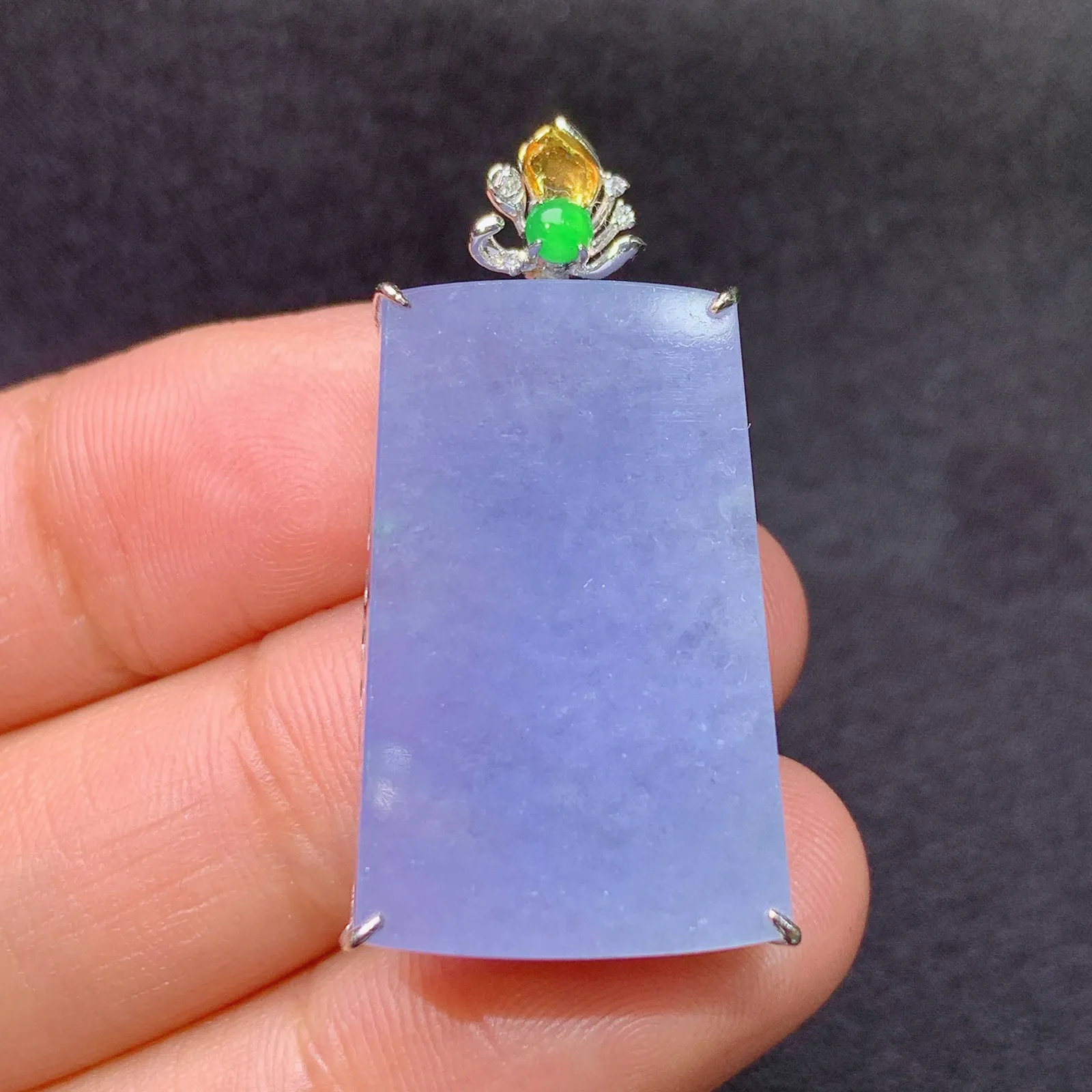 紫罗兰无事牌吊坠，18k金镶嵌，温润细腻，色泽浓郁 尺寸34.2*17.6*7