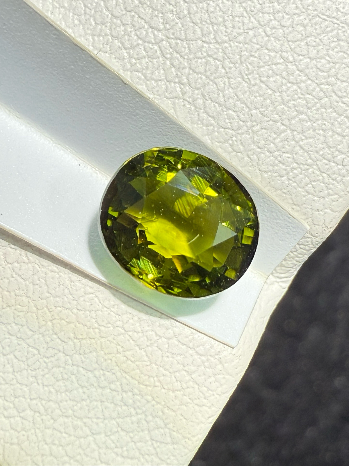 【高端珠宝】天然极美绿碧玺裸石
重量: 2.51ct  规格: 7.9*6.9*5.8毫米
精湛切工，满身火彩
台面大，实物更美，可以代镶嵌设计。