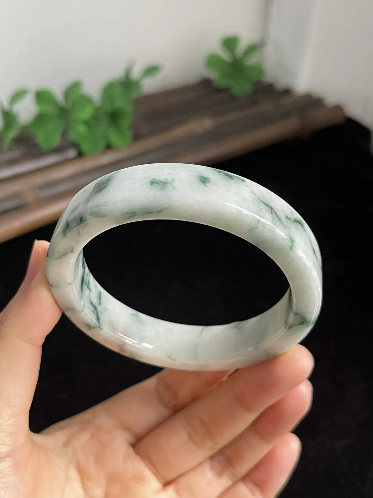 正圈56.5圈口，翡翠糯化种飘绿手镯，非常独特的方形手镯，飘片片蓝绿碎花，仙气飘飘，上手非常漂亮