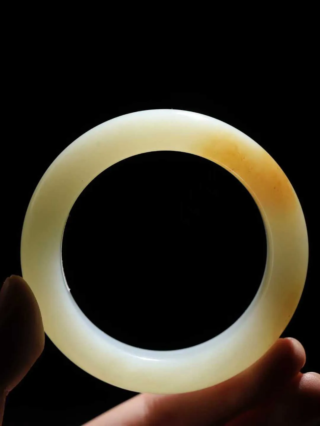 （温柔雅致.手镯）

精品️和田玉糖白玉手镯。镯型饱满，温润细腻，脂润沁香。️执一卷书，沏一盏茶，着一袭裙，戴一只镯。淡淡浅笺，素心若兰，静赏玉中诗画。悠悠岁月，芊手轻摘，盛满诗样芳华。重87克   尺寸56.5-15-10.8mm    FDA-321242400