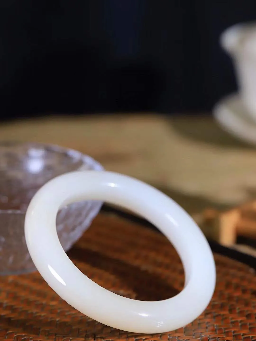 【一见钟情·手镯】

精品和田玉白玉藕粉双色手镯。镯型饱满，温润细腻，脂润沁香。️执一卷书，沏一盏茶，着一袭裙，戴一只镯。淡淡浅笺，素心若兰，静赏玉中诗画。悠悠岁月，芊手轻摘，盛满诗样芳华。重66.5克   内径圈口57mm 尺寸11.5-11mm  FDA-111252533