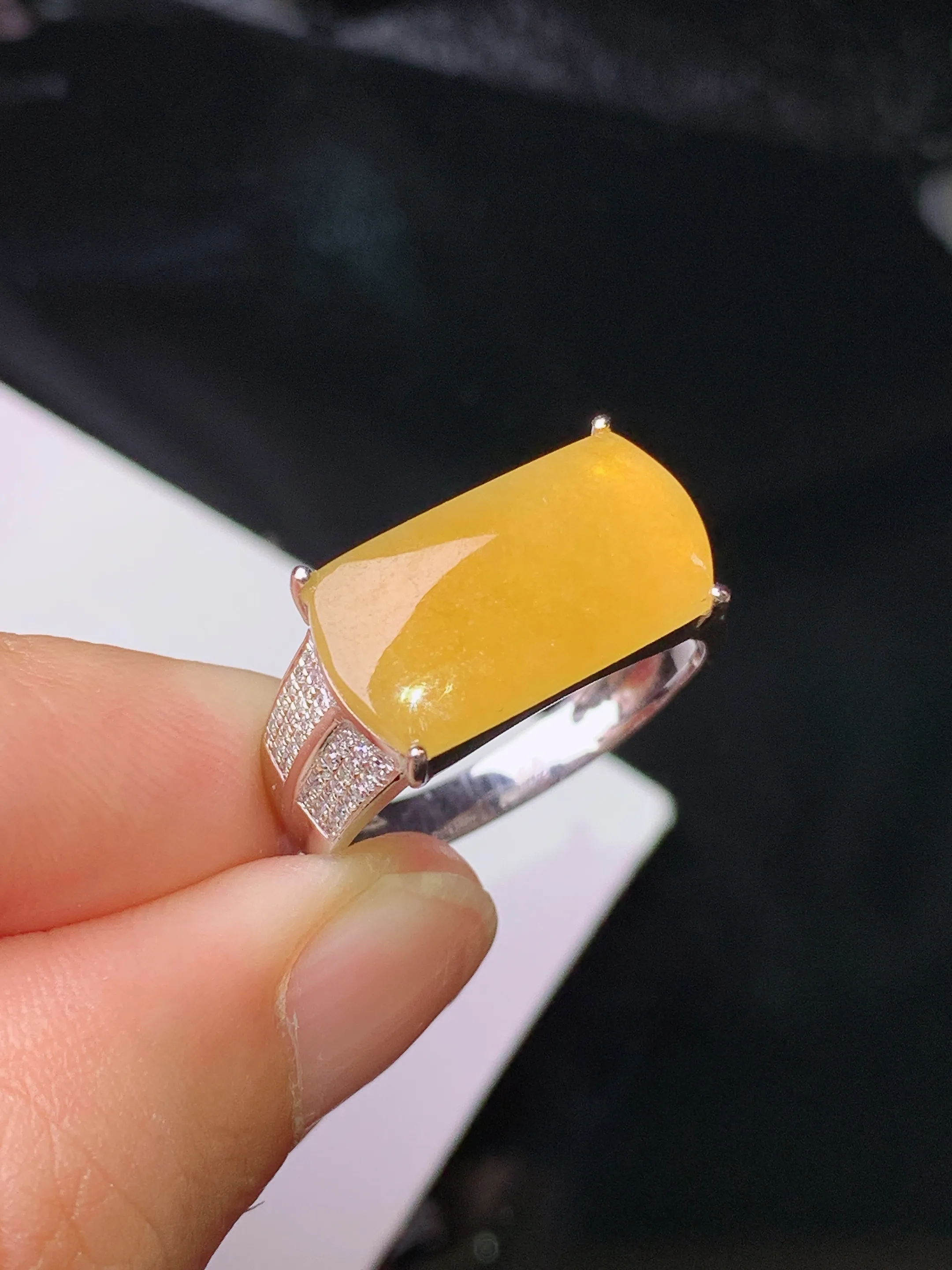 18k金钻镶嵌黄翡马鞍戒指 玉质细腻 色泽清新艳丽 圈口17.5 裸石尺寸8.5*16*2.5