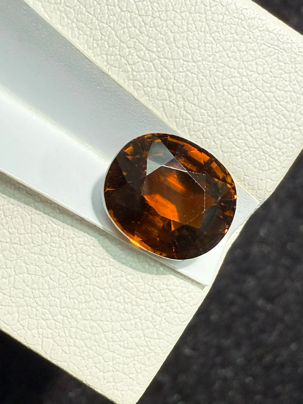 【高端珠宝】天然极美碧玺裸石
重量: 3.51ct  规格: 9.5*8.2*6.1毫米
精湛切工，满身火彩
台面大，实物更美，可以代镶嵌设计。