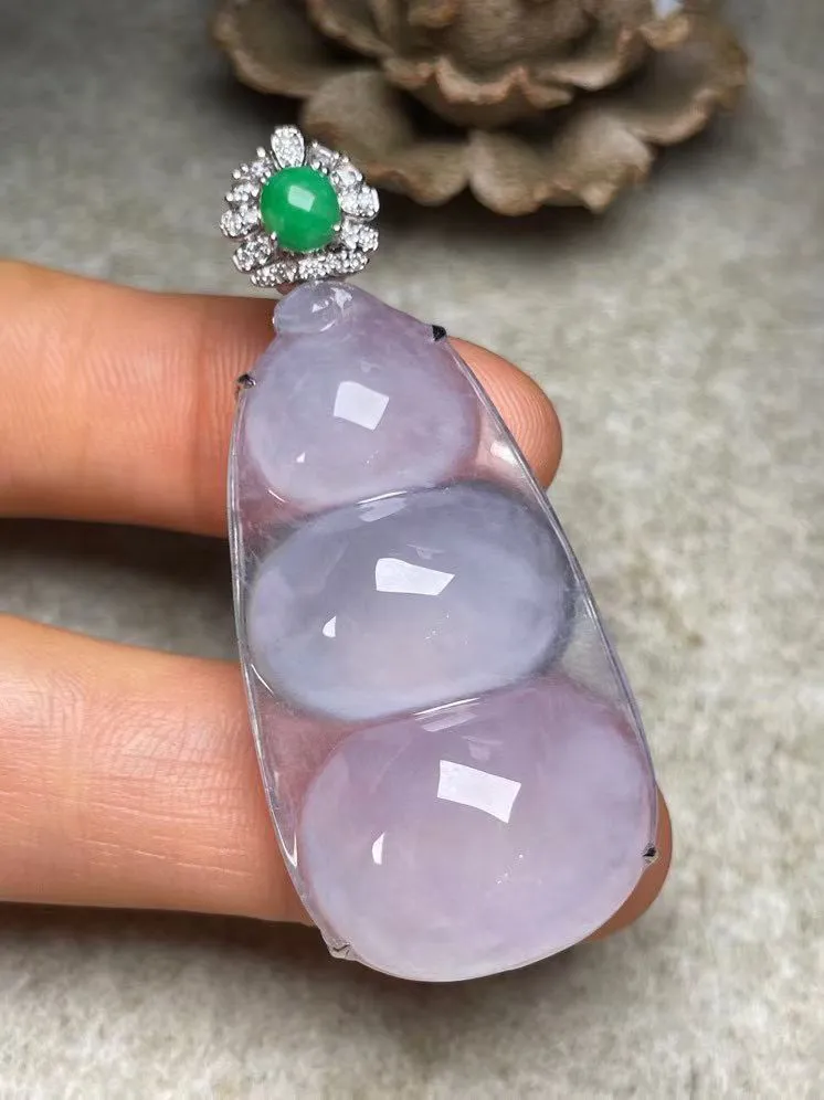 冰种福豆吊坠、真金真钻镶嵌，种水好，玉质细腻 .裸石尺寸 39.8*21.5