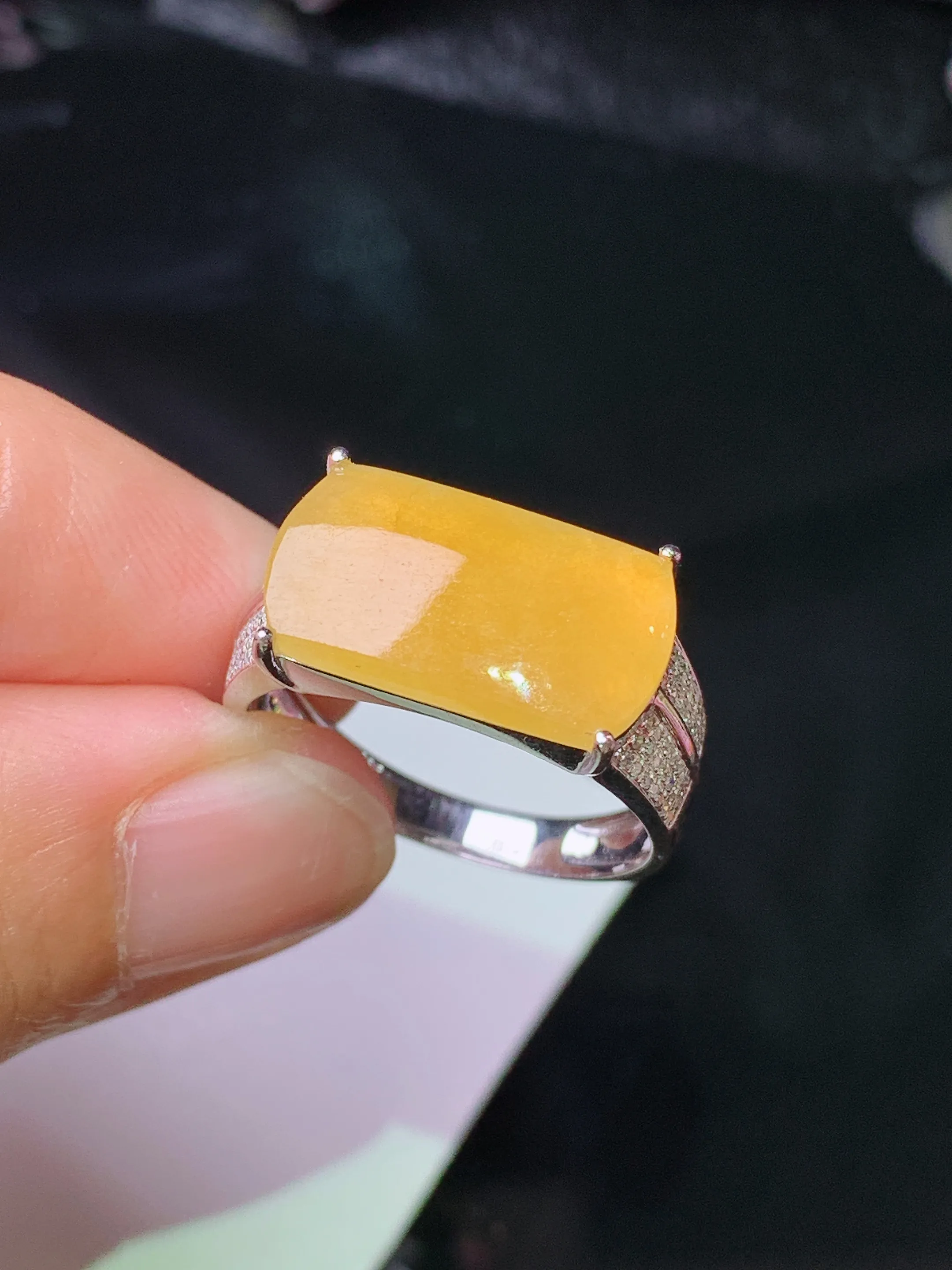 18k金钻镶嵌黄翡马鞍戒指 玉质细腻 色泽清新艳丽 圈口17.5 裸石尺寸8.5*16*2.5