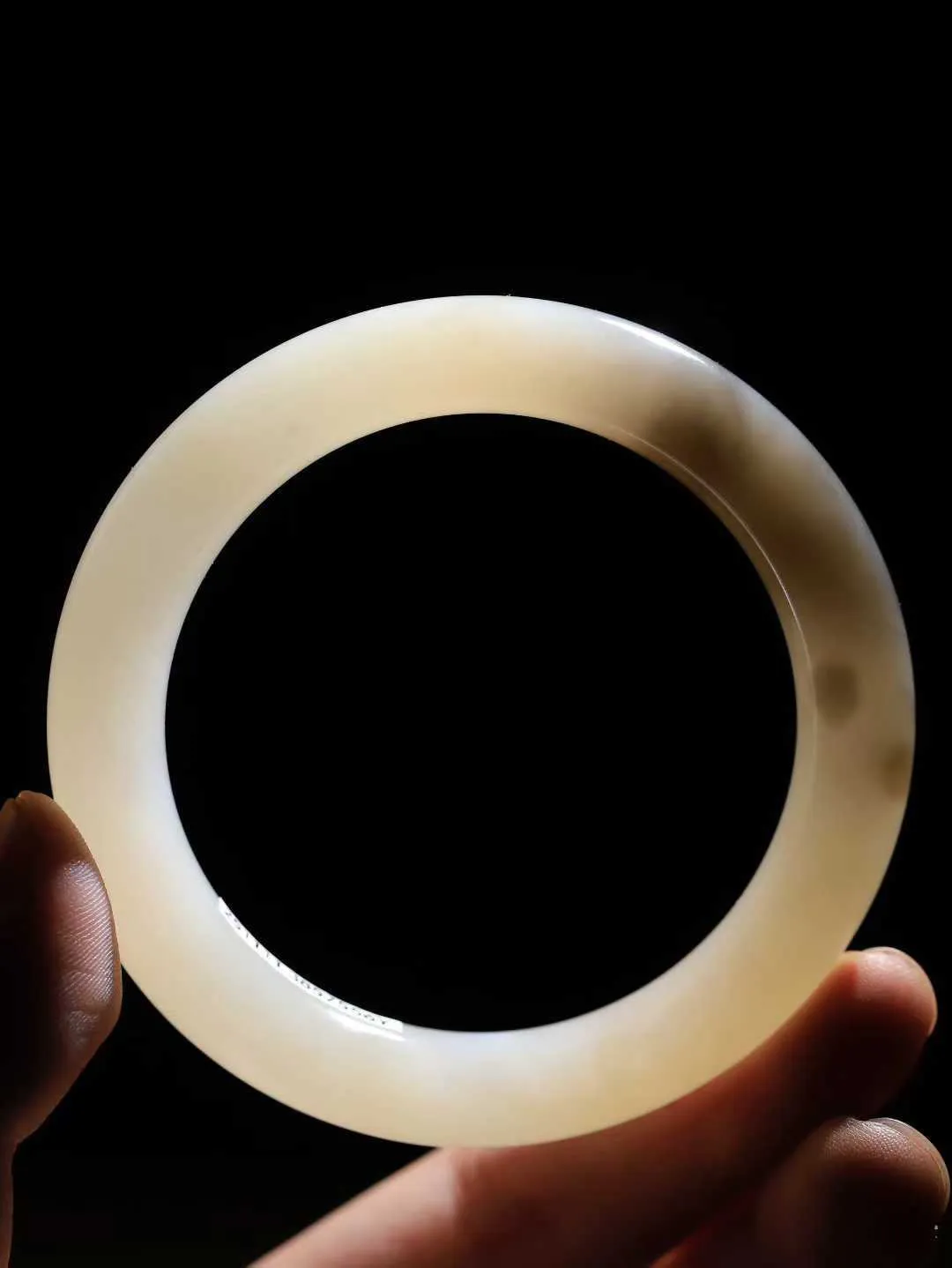 （一见倾心.手镯）

精品和田玉三色圆条手镯，玉质温润细腻 油性十足 手感舒适，高华雅逸，线条流畅，简约大气，美自天成，素雅高贵。佩戴于腕间，婉约之美，举手投足间透出那低调奢华。重60克  尺寸56-11.3-10.5mm  561252400A