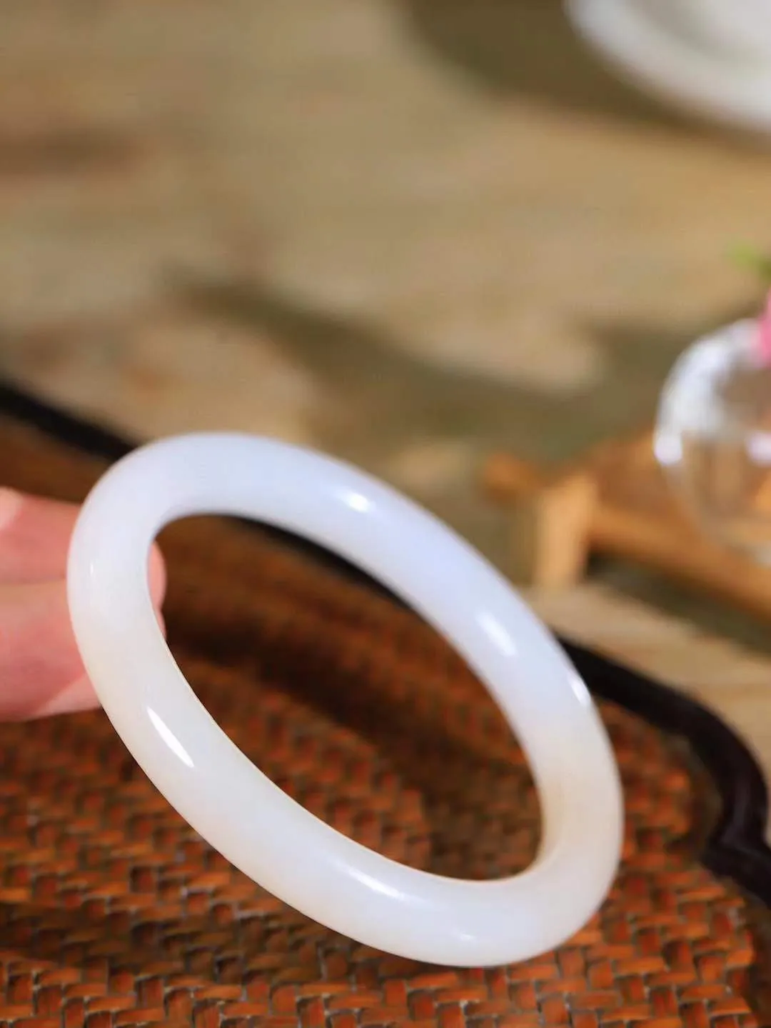 【柔情素语·手镯】

精品和田玉白玉藕粉双色圆条手镯，玉质细腻温润，手感舒适，️线条流畅，简约大气，美自天成，佩戴于腕间，婉约之美，举手投足间透出那份低调奢华，醉人心扉。重43克 内径圈口58mm  尺寸9.7-9mm   FDA-551242500