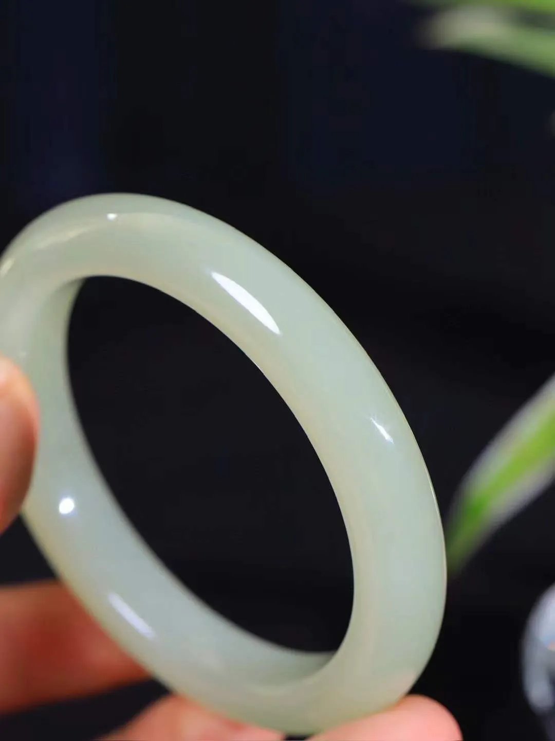 （一见倾心.手镯）

精品和田玉晴水手镯，玉质温润细腻 油性十足 手感舒适，高华雅逸，线条流畅，简约大气，美自天成，素雅高贵。佩戴于腕间，婉约之美，举手投足间透出那低调奢华。重63.3克  尺寸59.5-12-9.7mm  561252500A