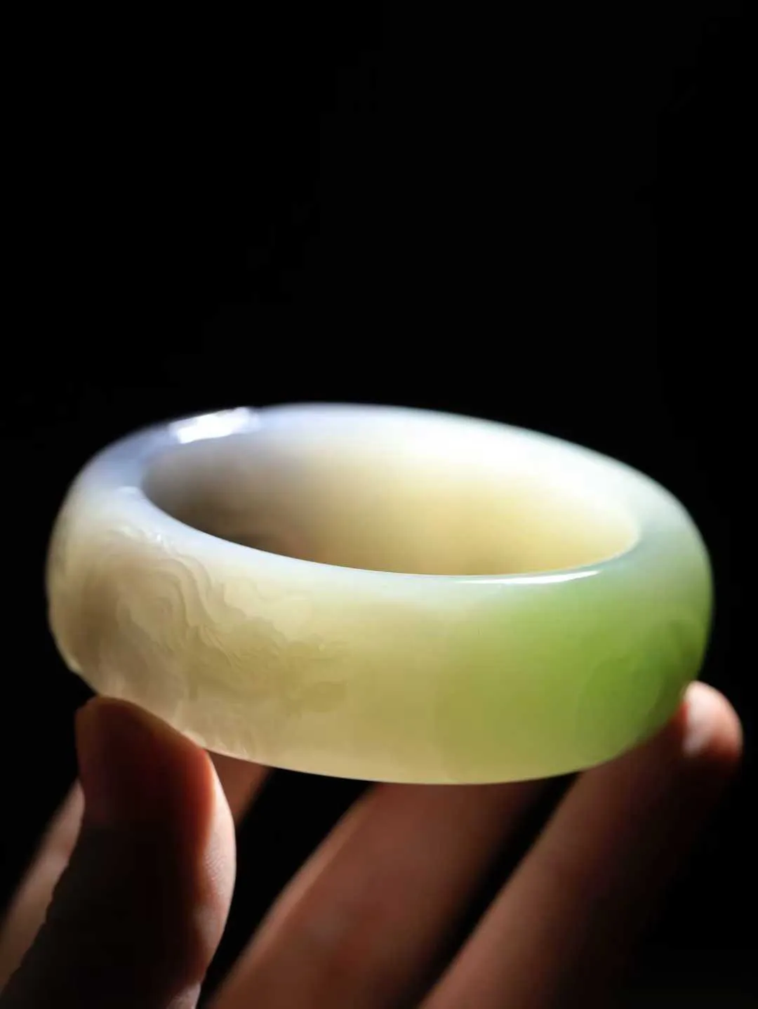 【龙行天下.手镯】

收藏级臻品️和田玉烟紫翠青双色手镯 玉质温润细腻 油性十足 脂粉佳，祥龙双目圆瞪，巨口大张，獠牙锋利，有气吞万里之感，威严霸气。龙是古代祥瑞之物 寓意有龙护身，除恶挡煞，消灾，祈福呈吉。重129.2克 尺寸58.5-24.2-10.3mm FDA-891202453