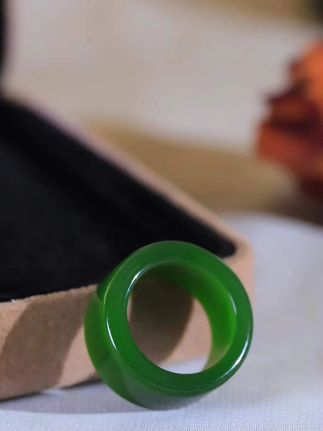 【古韵·扳指】

精品和田玉碧玉扳指，玉质温润，油润感十足， 整器古韵生辉。优雅高贵。运筹帷幄